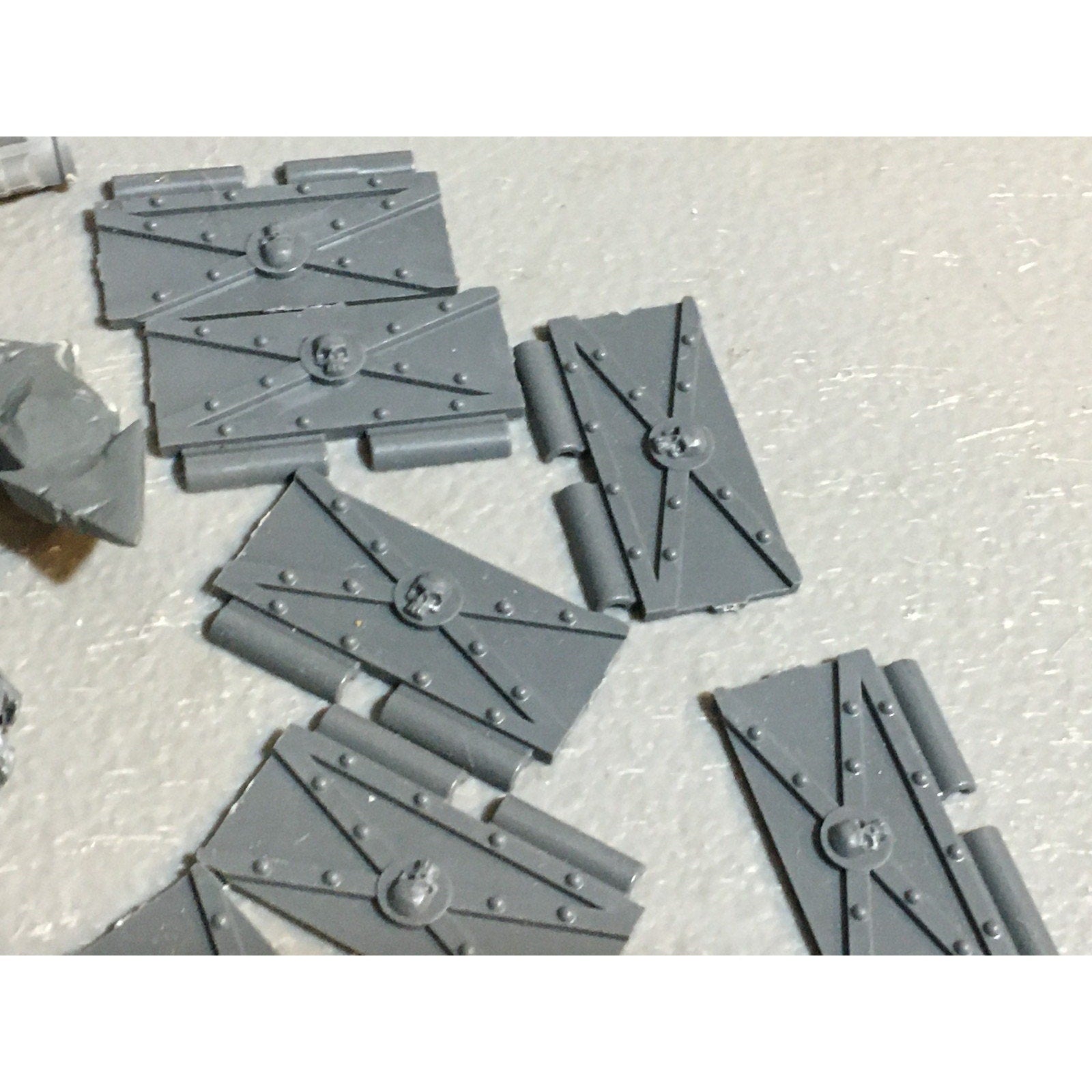 A24532 WARHAMMER 40K MIXED BITS LOT PLATES CHAOS IMPERIAL GW