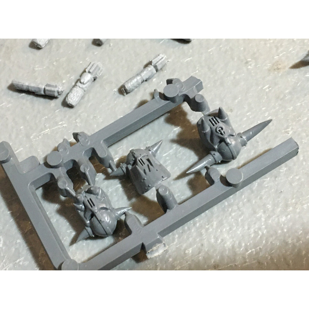 A23398 WARHAMMER FANTASY ORCS & GOBLINS BITS LOT MIXED ACCESSORIES BANNER HEADS