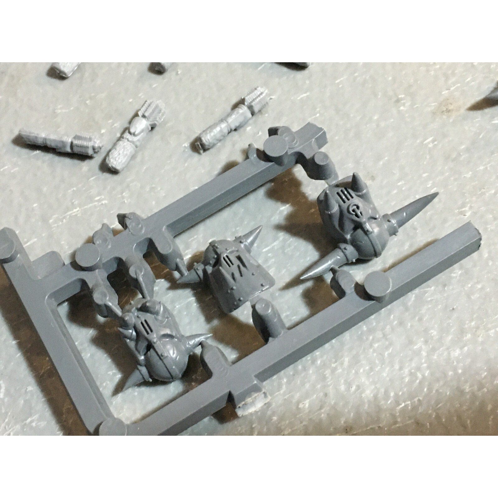 A23398 WARHAMMER FANTASY ORCS & GOBLINS BITS LOT MIXED ACCESSORIES BANNER HEADS