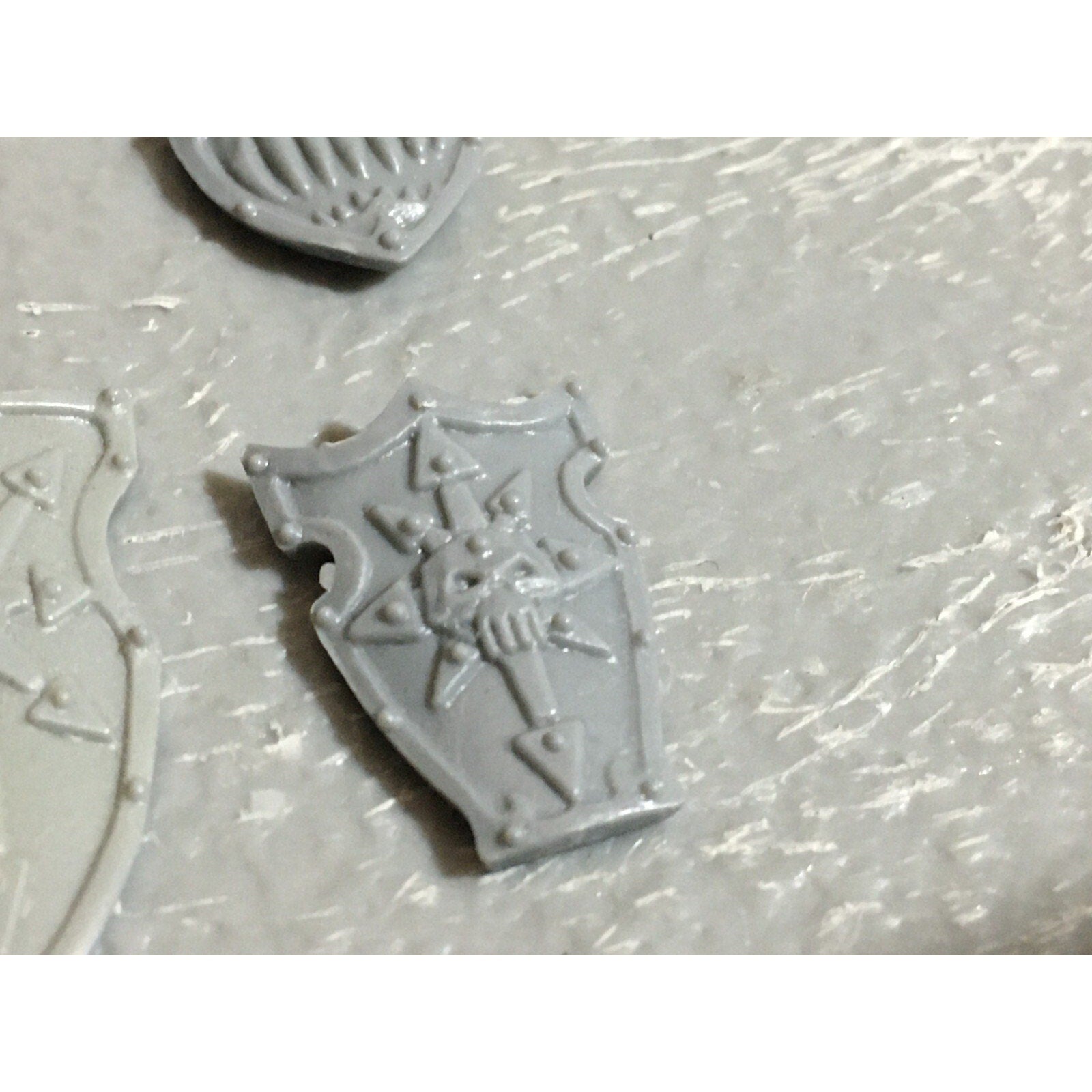 A22246 WARHAMMER FANTASY CHAOS MORTALS BITS LOT WARRIORS KNIGHTS SHIELDS GW OOP