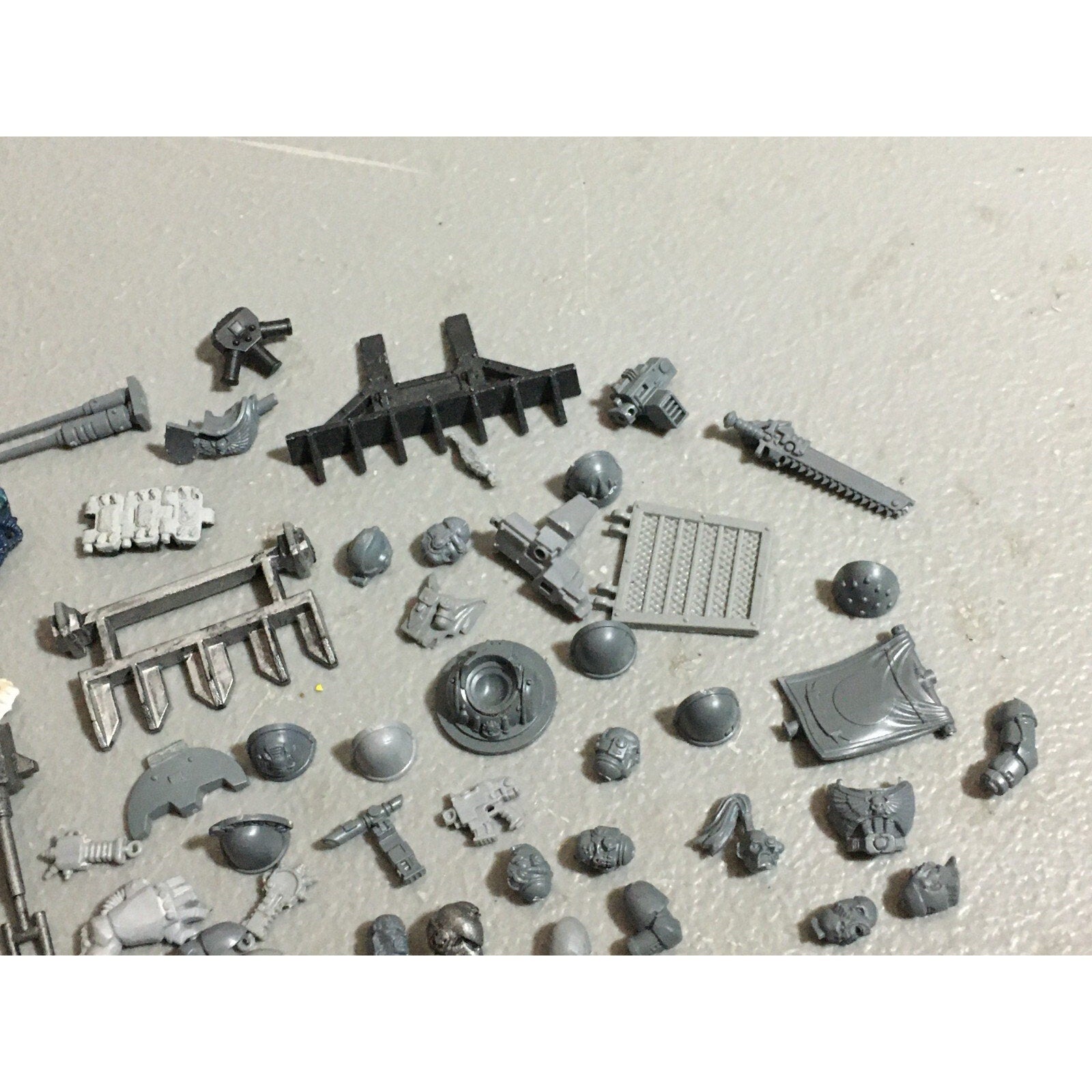 A19802 WARHAMMER 40K SPACE MARINES BITS LOT ARMS VEHICLE