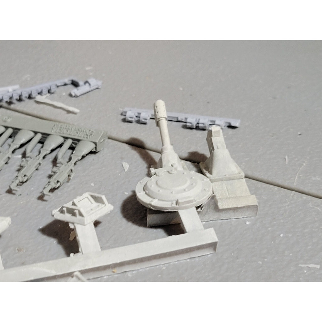 A17898 UNKNOWN TANK LOT BITS GUNS HEADS FUTURISTIC SCI-FI BATTLE