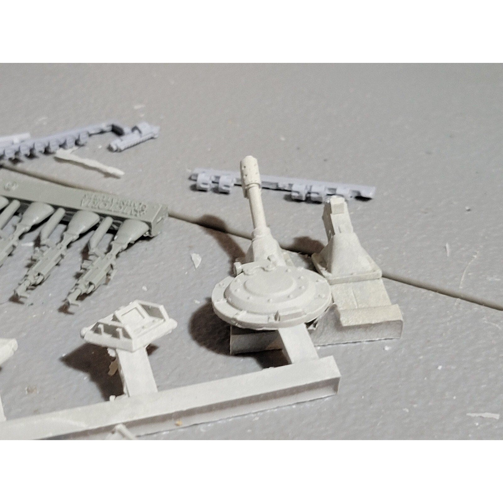 A17898 UNKNOWN TANK LOT BITS GUNS HEADS FUTURISTIC SCI-FI BATTLE