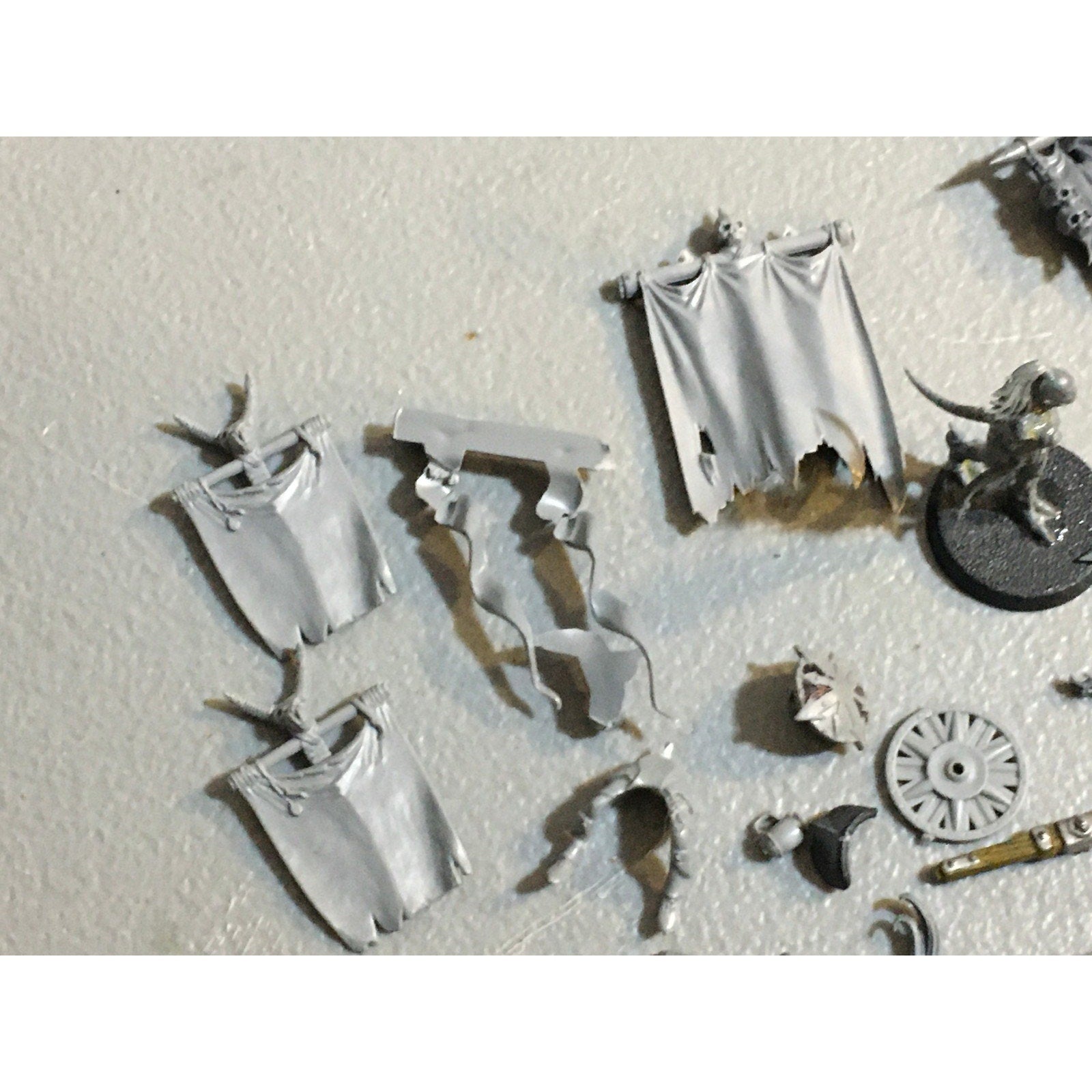 A29617 WARHAMMER FANTASY AOS MIXED BITS LOT BANNER SHIELD CLOAK GW