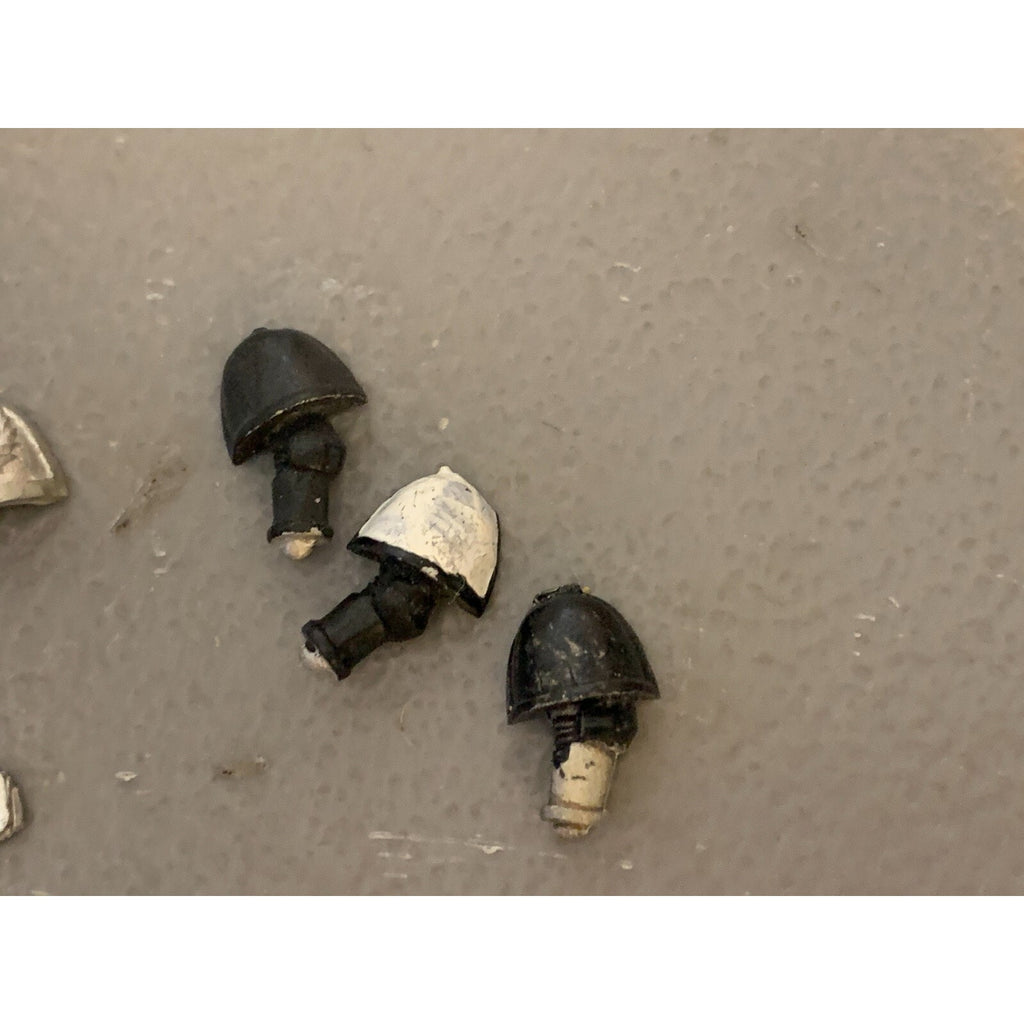 A23297 WARHAMMER 40K SPACE MARINES BITS LOT METAL FISTS INC FLAG POLE STANDARD