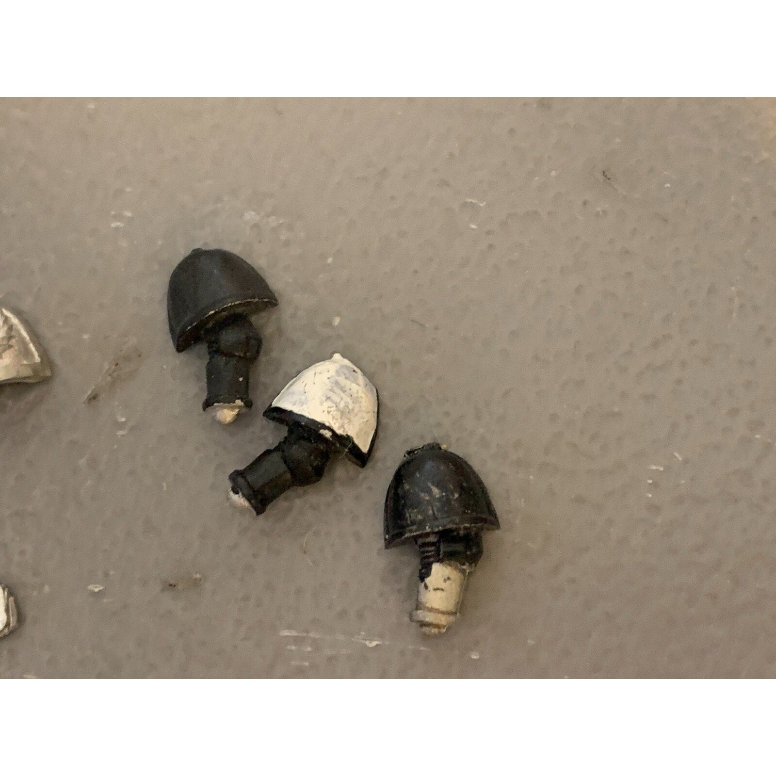 A23297 WARHAMMER 40K SPACE MARINES BITS LOT METAL FISTS INC FLAG POLE STANDARD