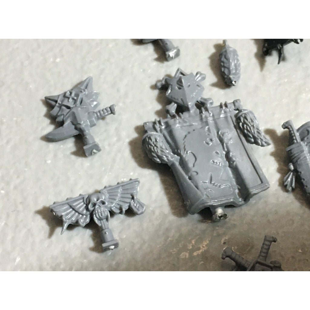 A22561 WARHAMMER 40K SPACE MARINES WOLVES BITS LOT BANNER ACCESSORY SHIELD GW