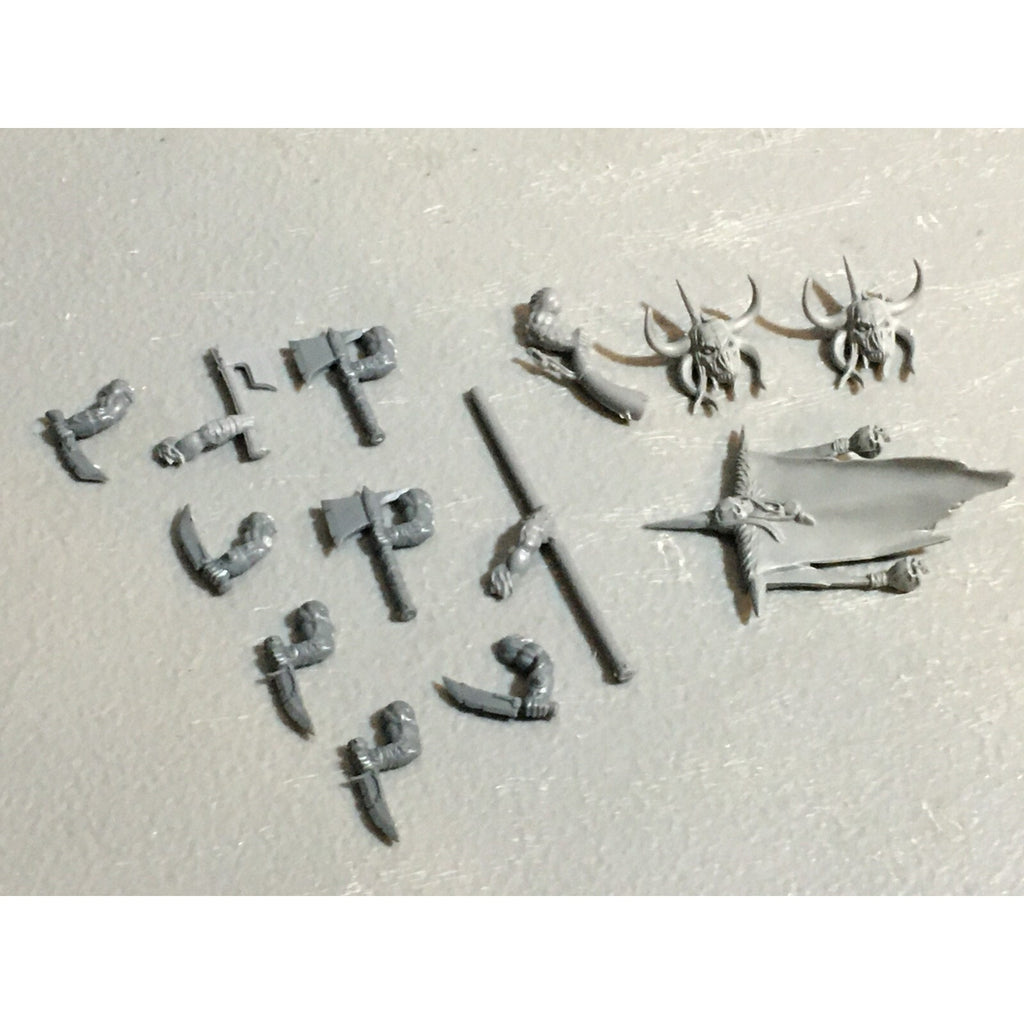 A23132 WARHAMMER FANTASY CHAOS BEASTMEN BITS LOT GORS BANNERS ARMS GW