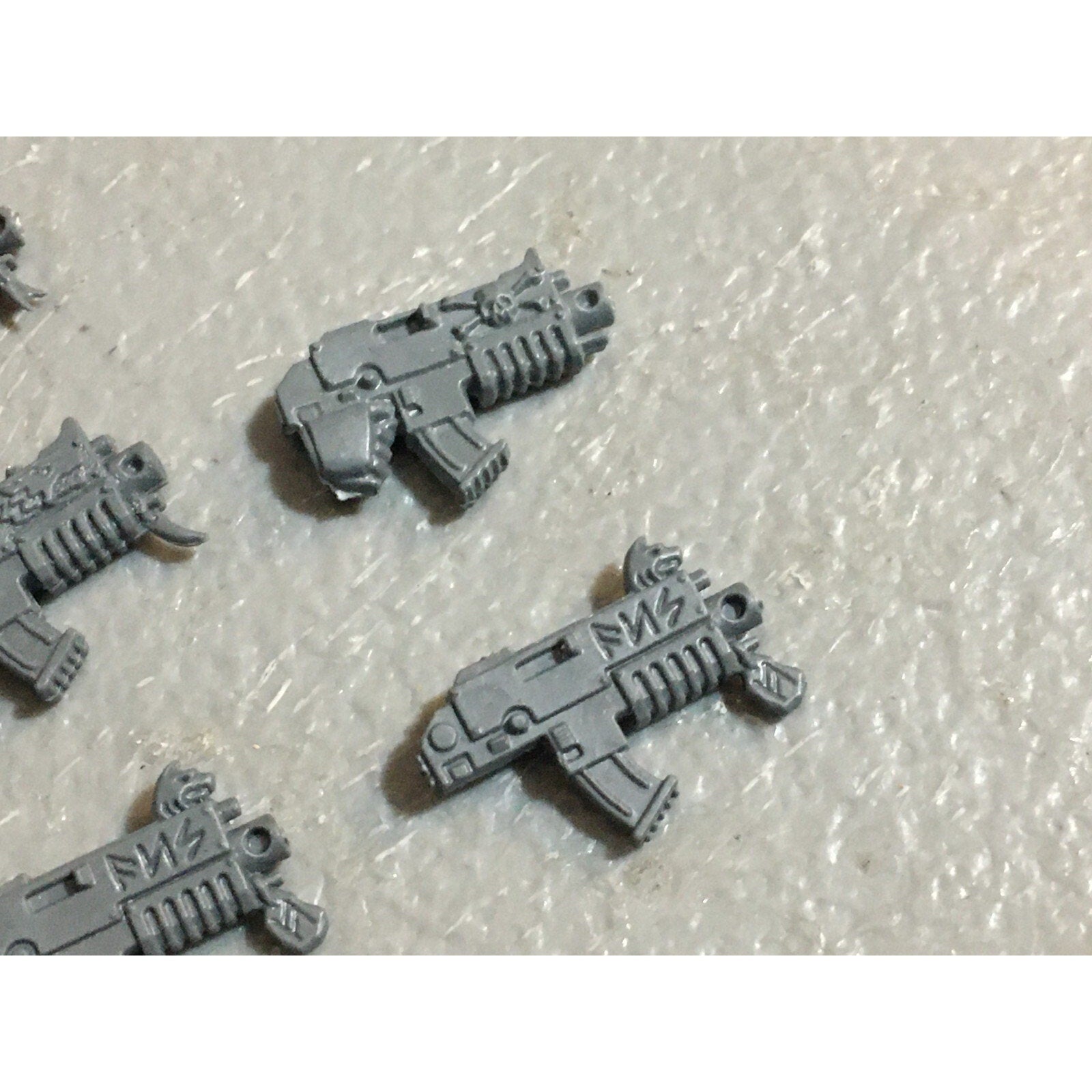 A22991 WARHAMMER 40K SPACE MARINES WOLVES BITS LOT BOLTERS GW