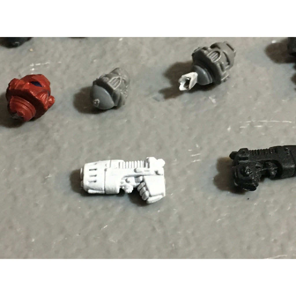 A22999 WARHAMMER 40K SPACE MARINES BITS LOT HEADS PLASMA PISTOLS BACKPACKS GW
