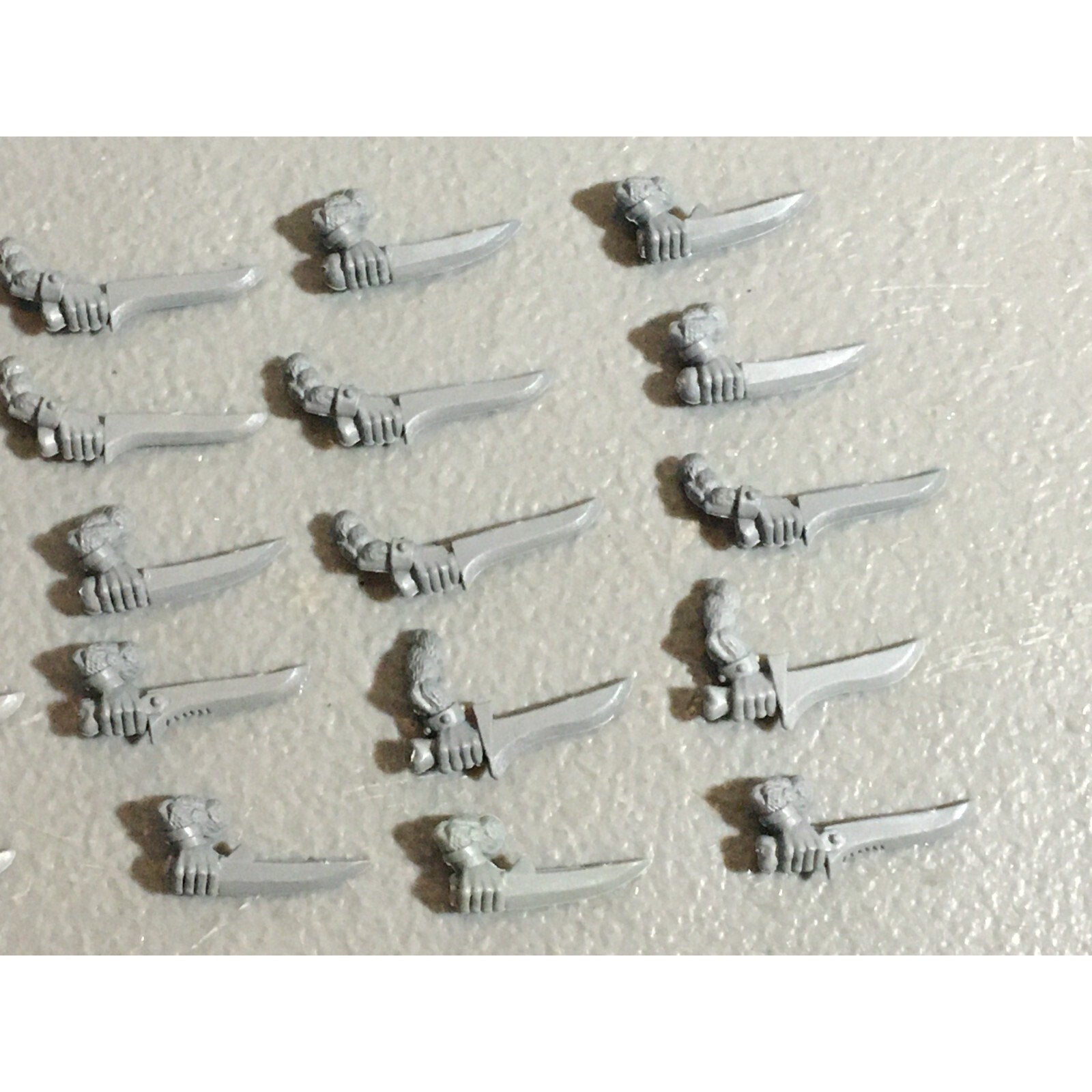 A22299 WARHAMMER FANTASY SKAVEN BITS LOT SWORD ARMS GAMES WORKSHOP GW