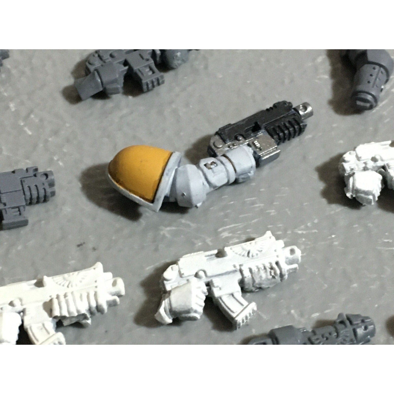 A22267 WARHAMMER 40K SPACE MARINES BITS LOT BOLTERS ARMS GAMES WORKSHOP GW