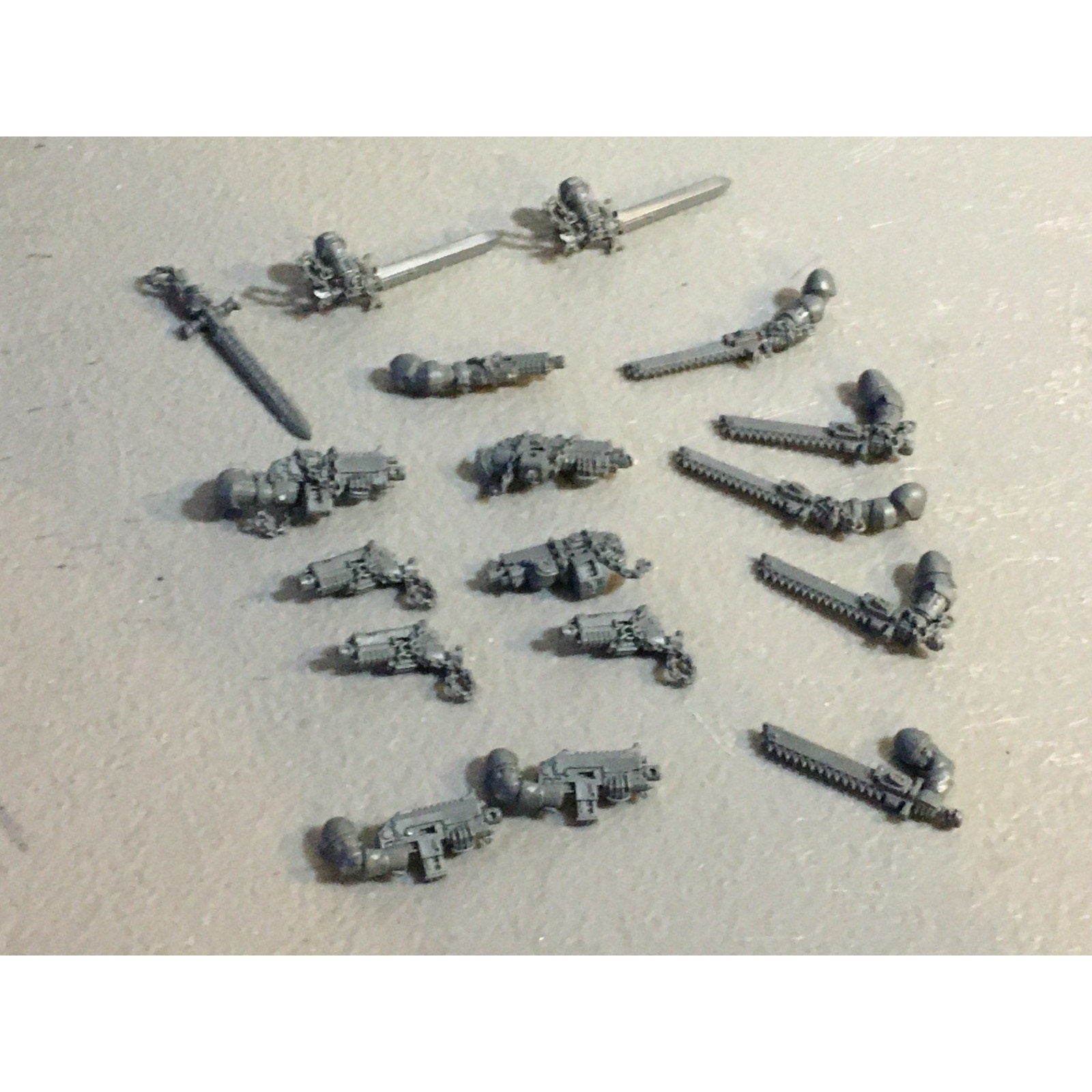 A29439 WARHAMMER 40K SPACE MARINES BLACK TEMPLARS BITS LOT ARMS BOLTER SWORD GW