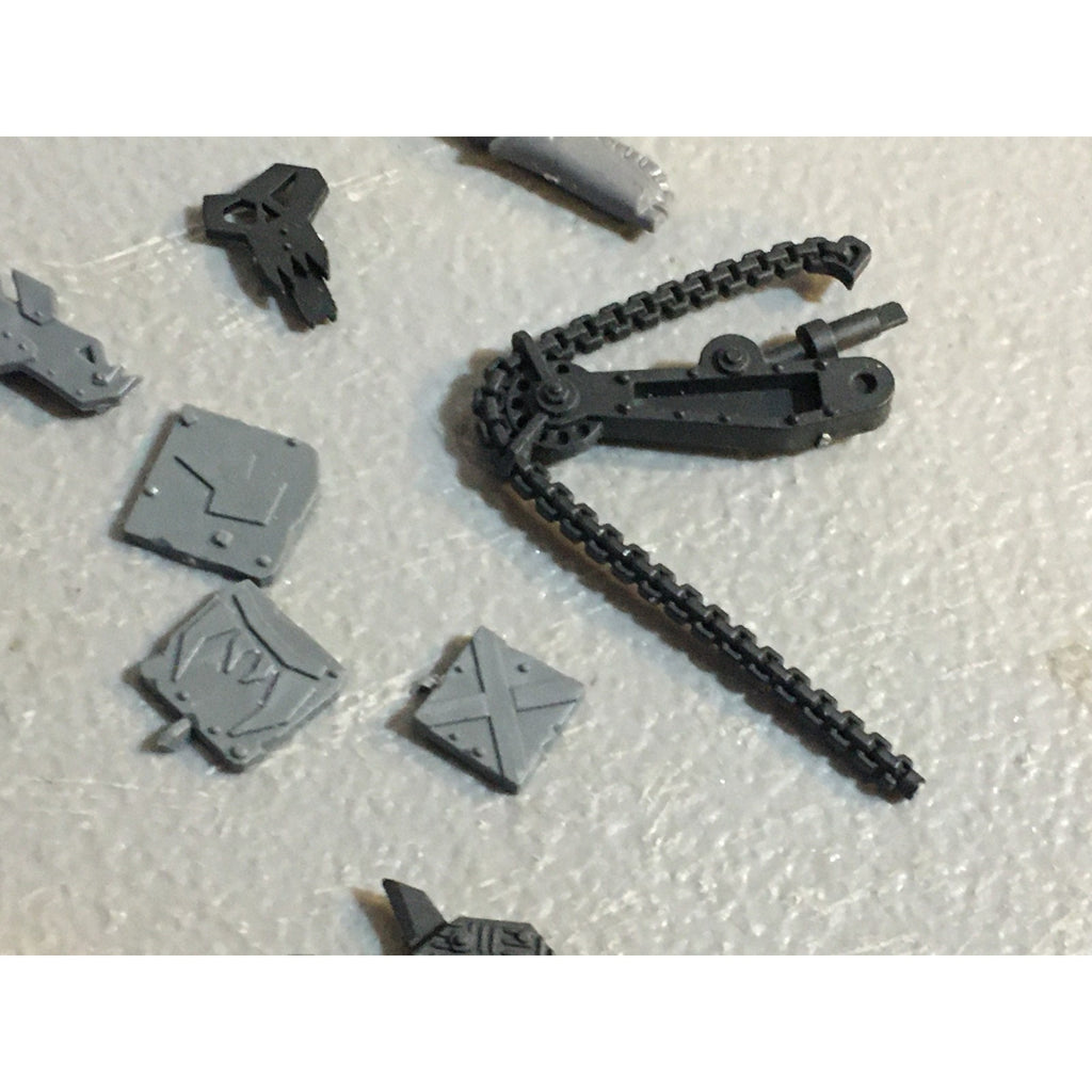 A33587 WARHAMMER 40K SPACE ORKS BITS LOT MIXED TANK POLE ICON GW