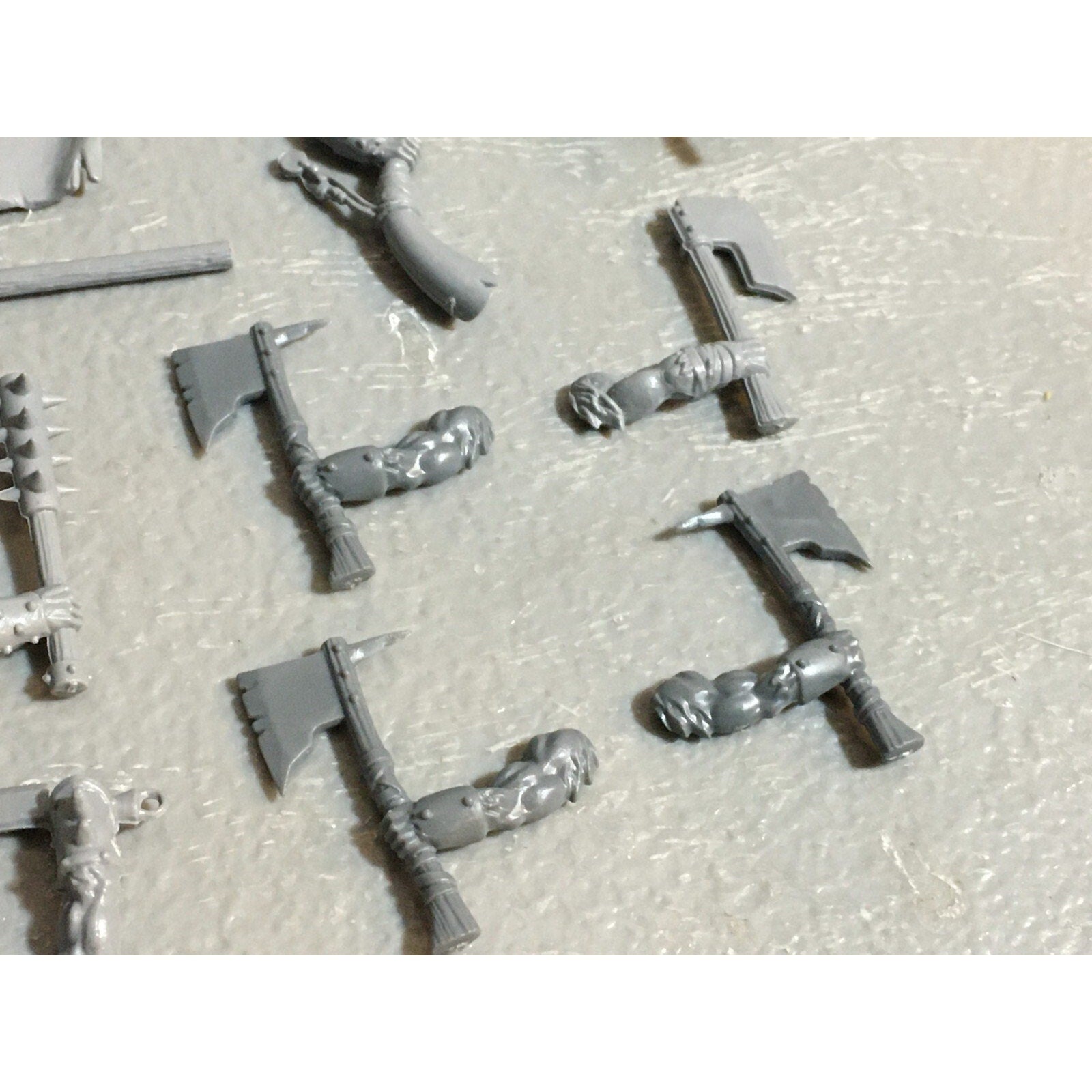 A23124 WARHAMMER FANTASY CHAOS BEASTMEN BITS LOT GORS BANNERS ARMS GW