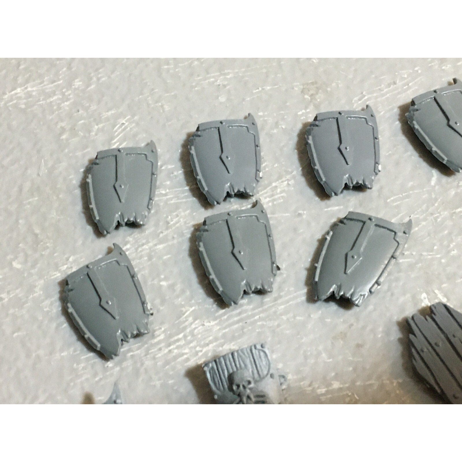 A23458 WARHAMMER FANTASY VAMPIRE COUNTS UNDEAD BITS LOT SHIELDS GW
