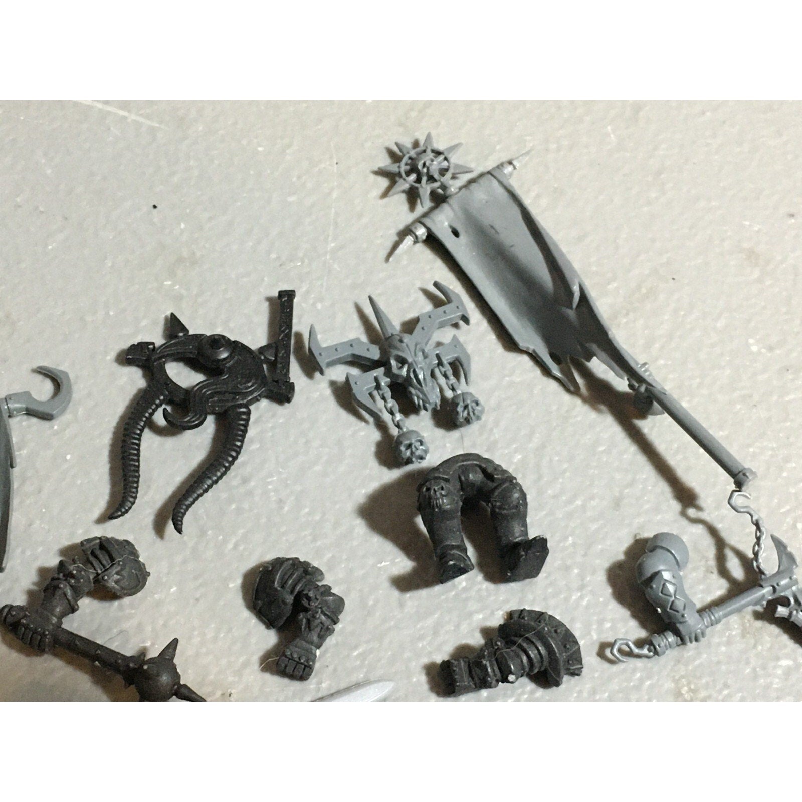 A21064 WARHAMMER FANTASY CHAOS MORTALS BITS LOT MARAUDERS WARRIORS FLAILS HEADS