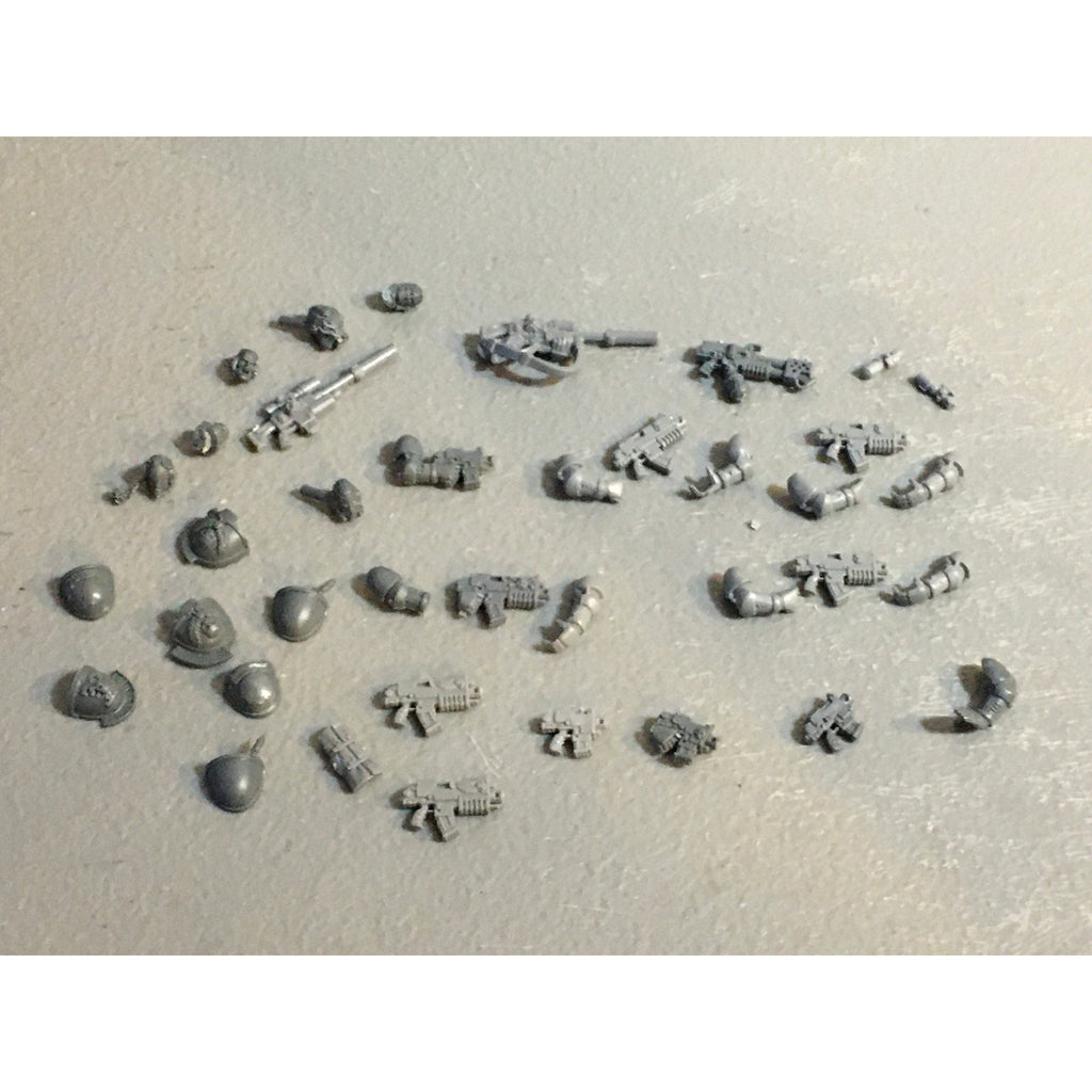 A29482 WARHAMMER 40K SPACE MARINES BITS LOT ARMS BOLTERS HEADS GW