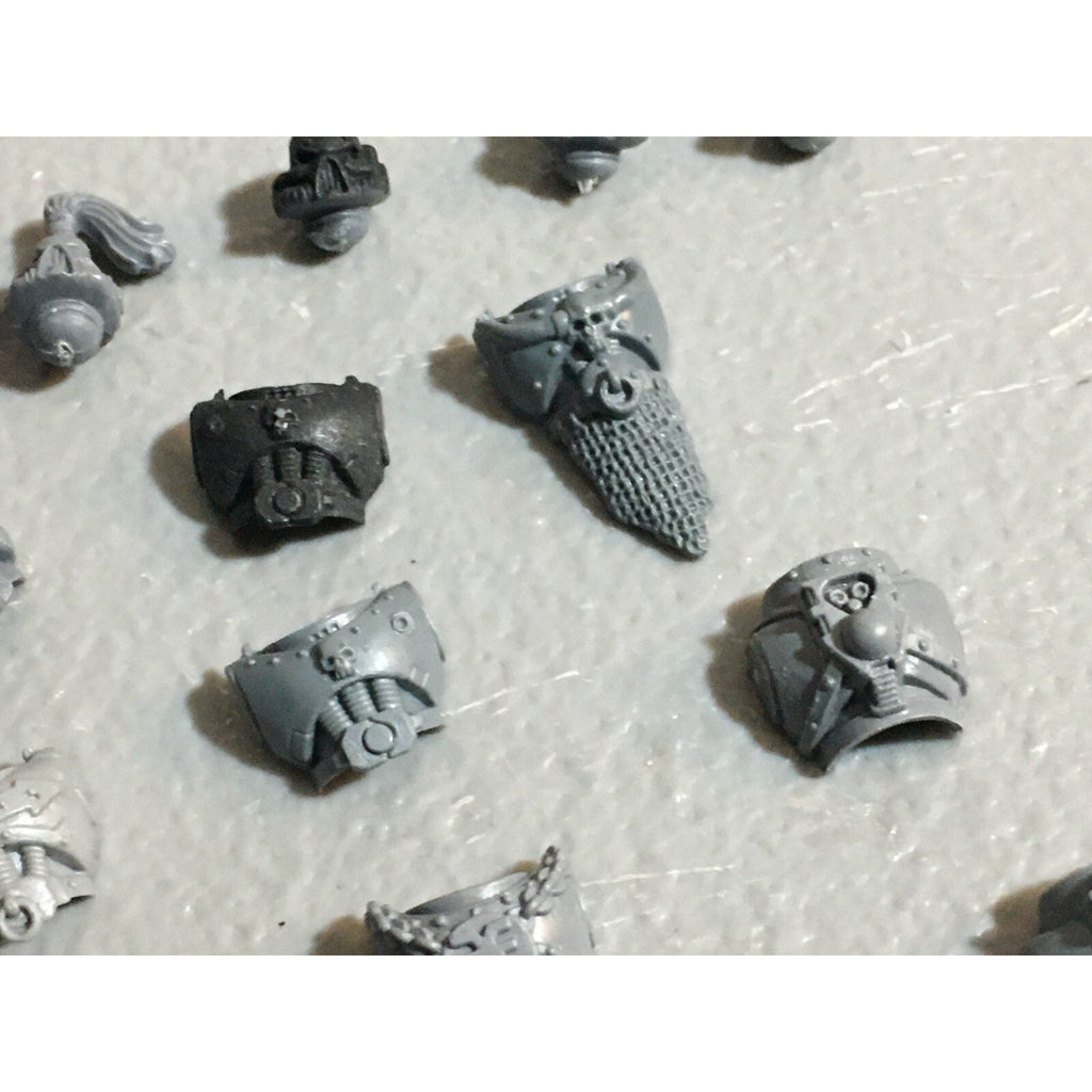 A23073 WARHAMMER 40K CSM CHAOS SPACE MARINES BITS LOT HEADS TORSOS GW
