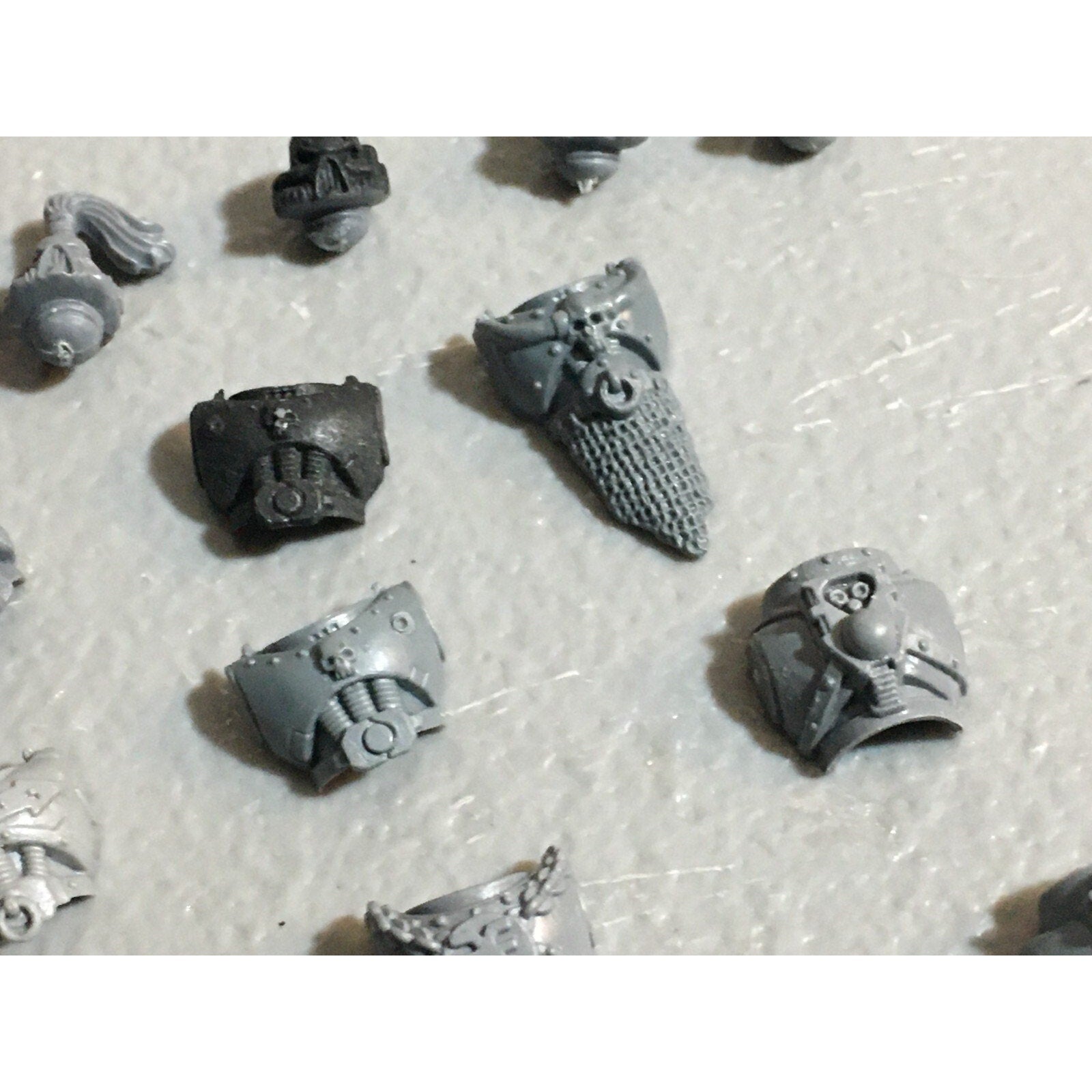 A23073 WARHAMMER 40K CSM CHAOS SPACE MARINES BITS LOT HEADS TORSOS GW