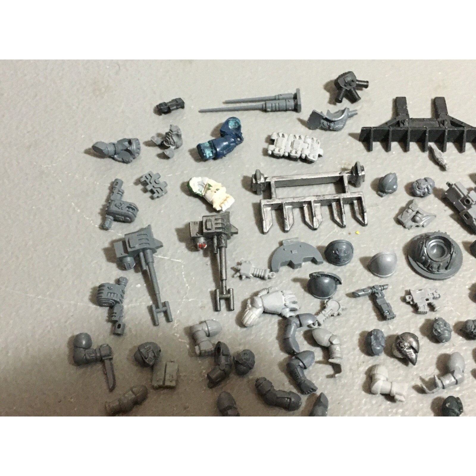 A19802 WARHAMMER 40K SPACE MARINES BITS LOT ARMS VEHICLE