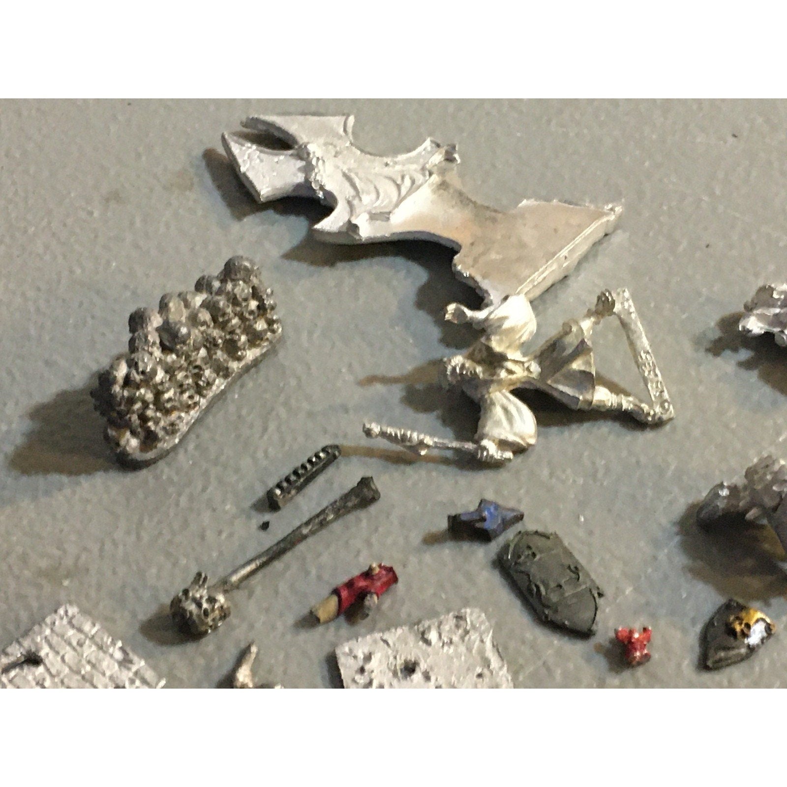 A32590 UNKNOWN MINIATURES METAL BITS LOT SKULL PILE ARM WEAPON CREATURE HEAD