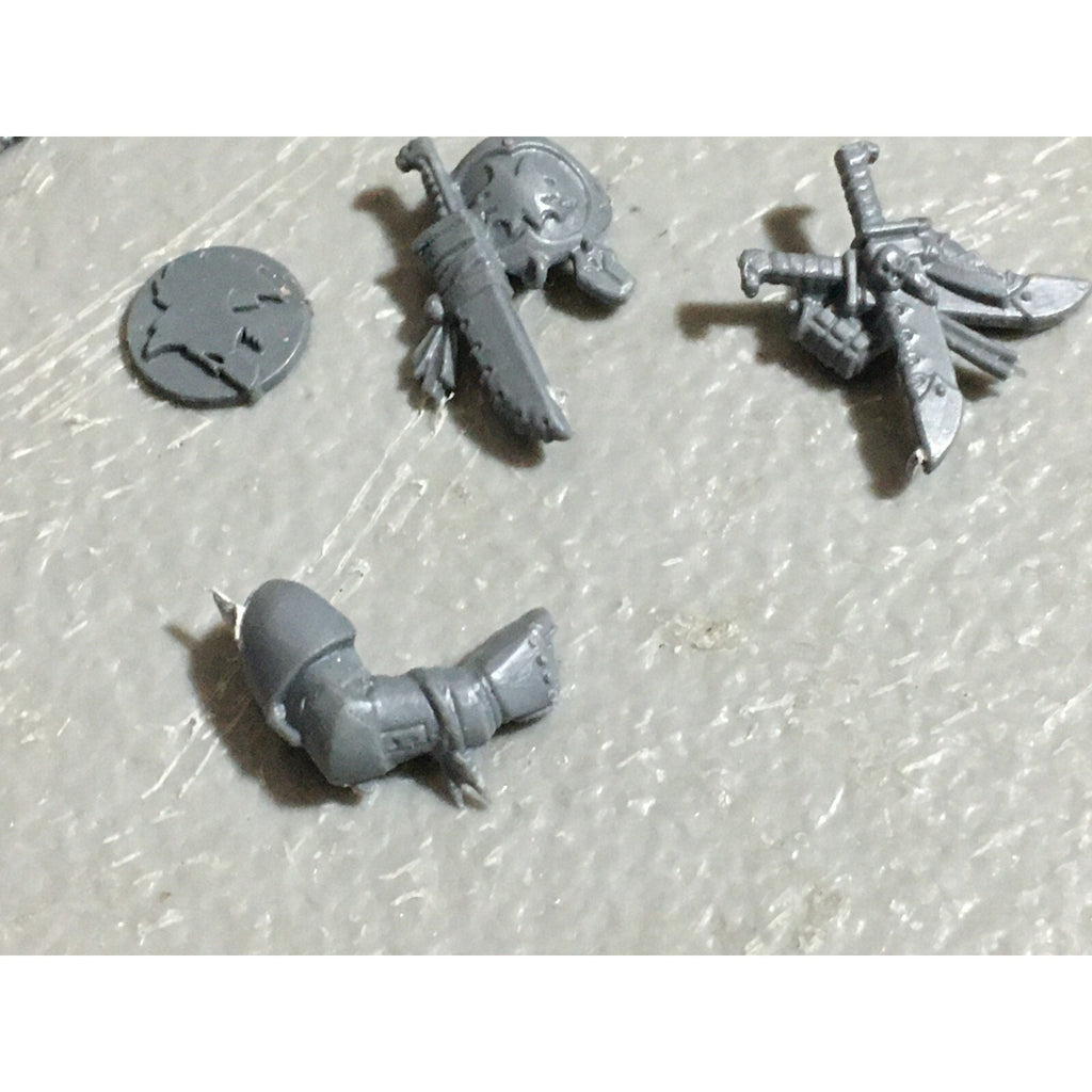 A22558 WARHAMMER 40K SPACE MARINES WOLVES BITS LOT BANNER ACCESSORY SHIELD GW