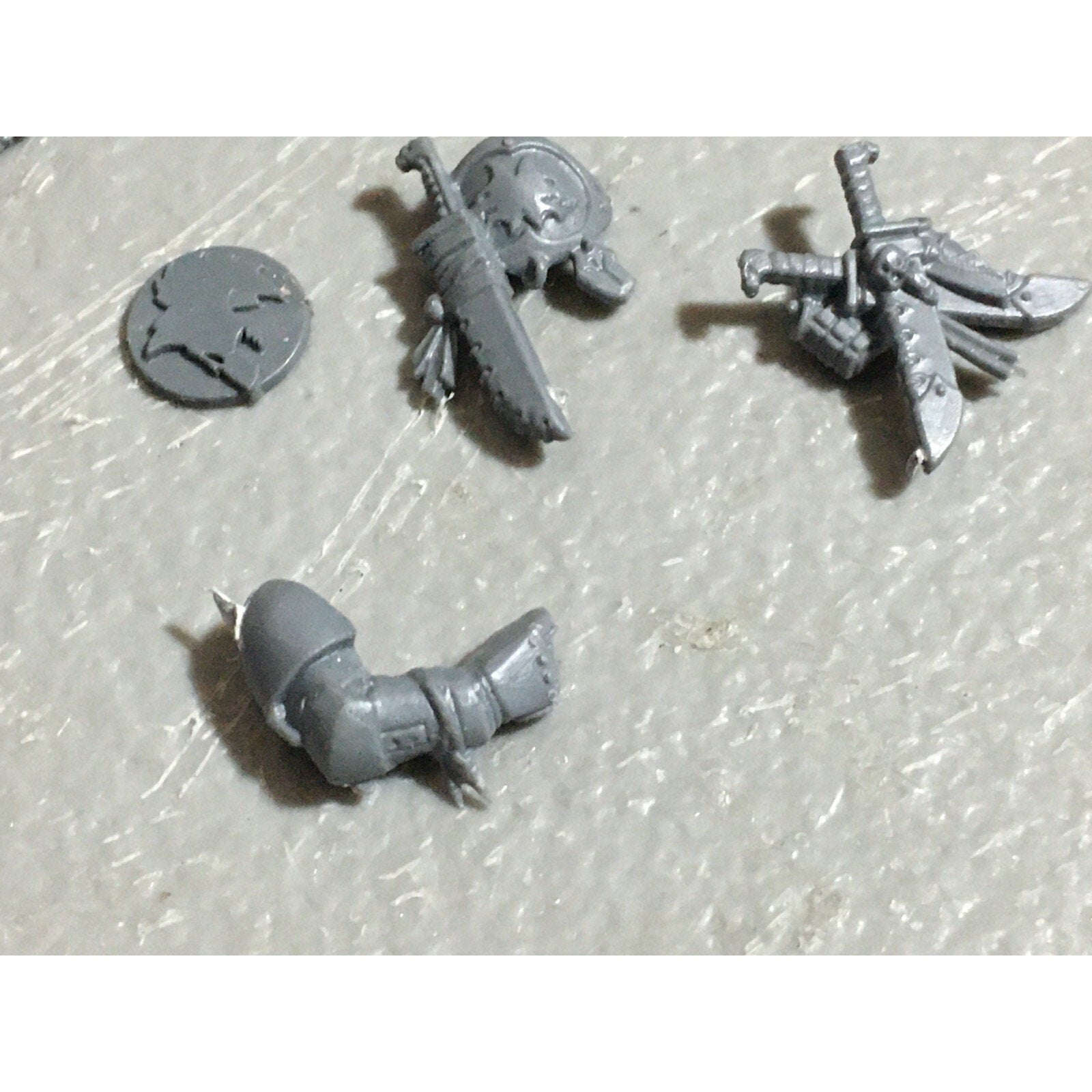 A22558 WARHAMMER 40K SPACE MARINES WOLVES BITS LOT BANNER ACCESSORY SHIELD GW