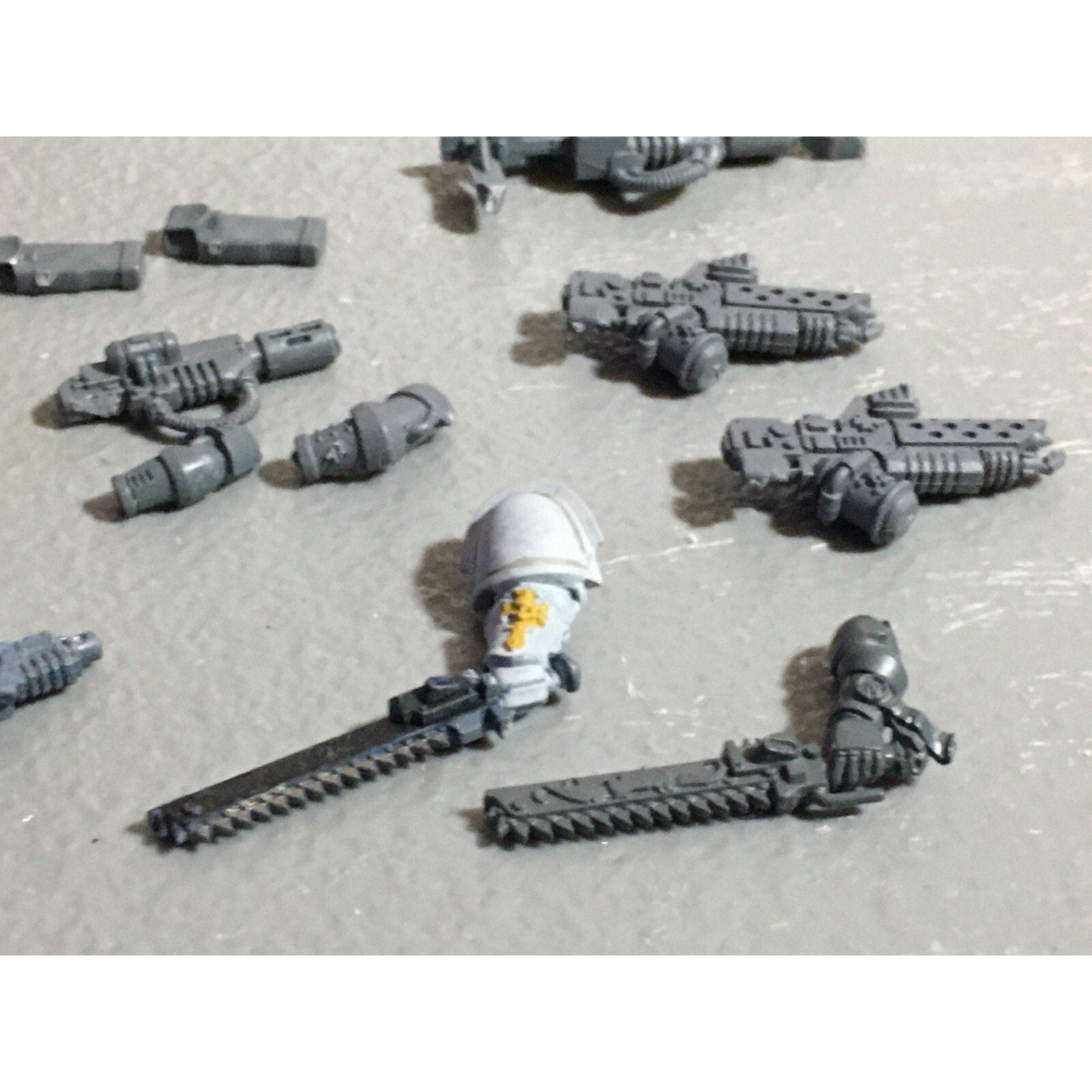 A22269 WARHAMMER 40K SPACE MARINES BITS LOT MIXED HANDS WEAPON GAMES WORKSHOP GW