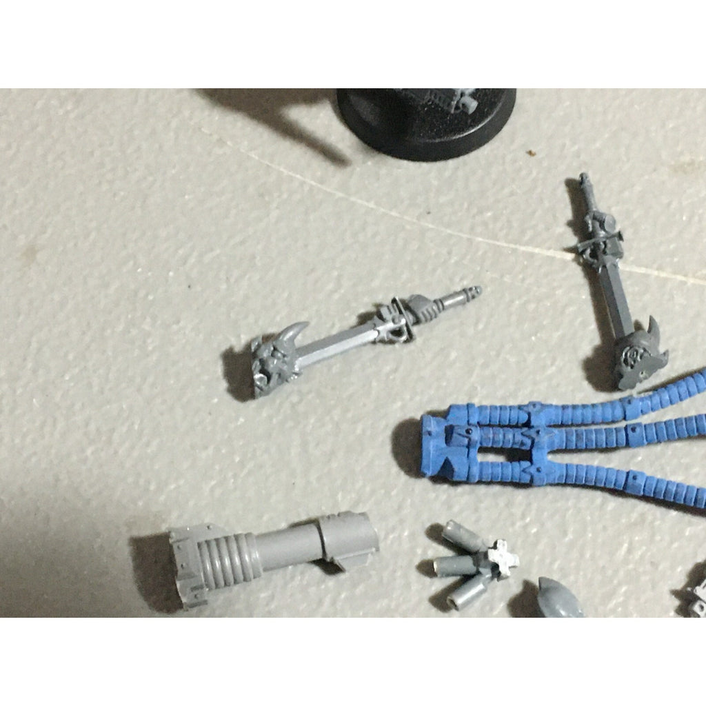 A22418 WARHAMMER 40K MIXED BITS LOT BOLTERS HEADS ARMS GAMES WORKSHOP GW