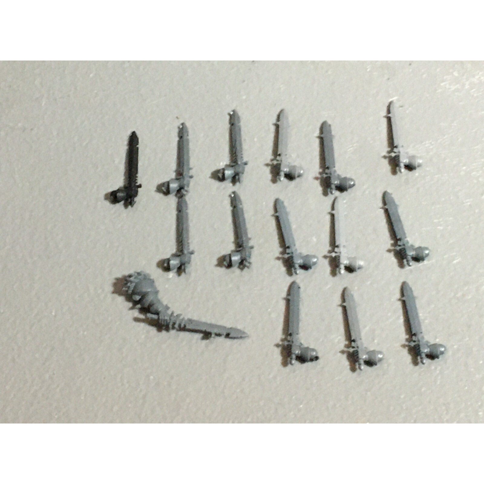 A22221 WARHAMMER FANTASY CHAOS MORTALS BITS LOT SWORD HANDS GAMES WORKSHOP