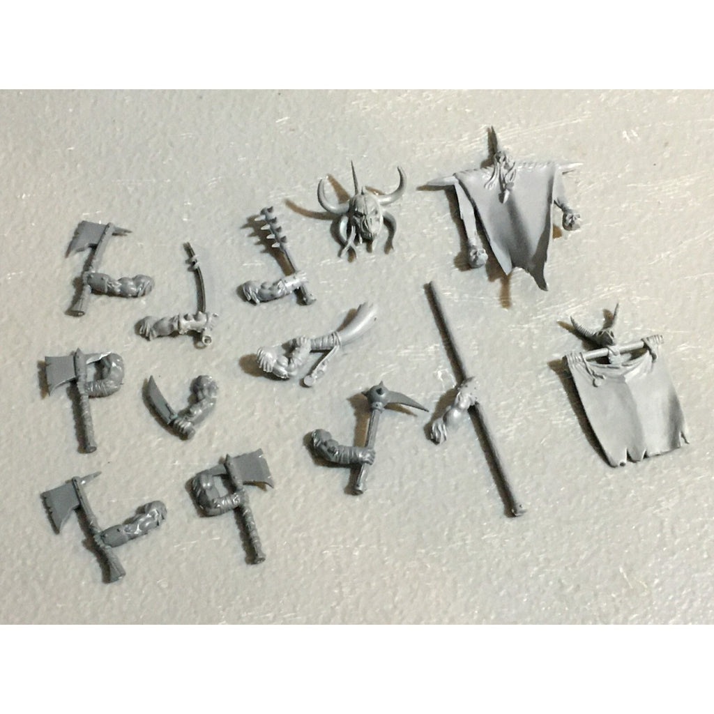 A23126 WARHAMMER FANTASY CHAOS BEASTMEN BITS LOT GORS BANNERS ARMS GW