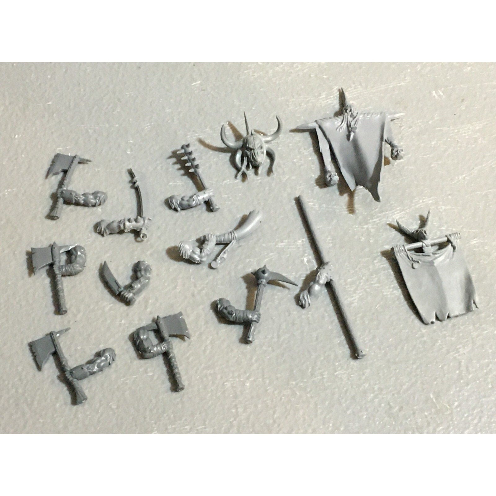 A23126 WARHAMMER FANTASY CHAOS BEASTMEN BITS LOT GORS BANNERS ARMS GW