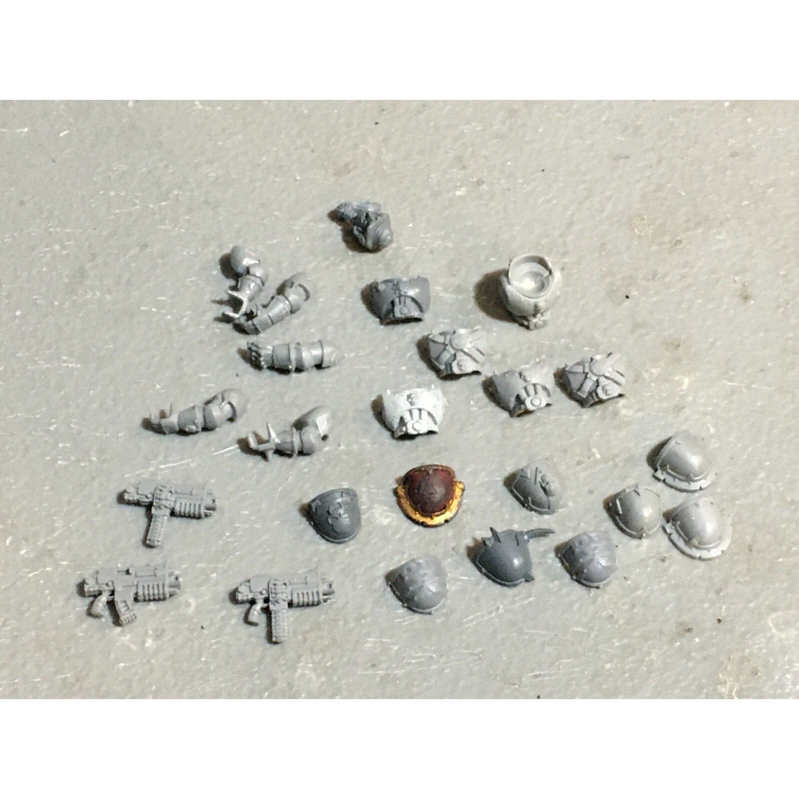 A22981 WARHAMMER 40K CHAOS SPACE MARINES BITS LOT MIXED SHOULDER TORSO ARM GW