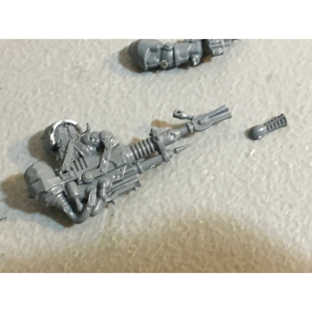 A31461 WARHAMMER 40K CHAOS DEATH GUARD BITS LOT BOLTER LEGS PLAGUE KNIFE GW