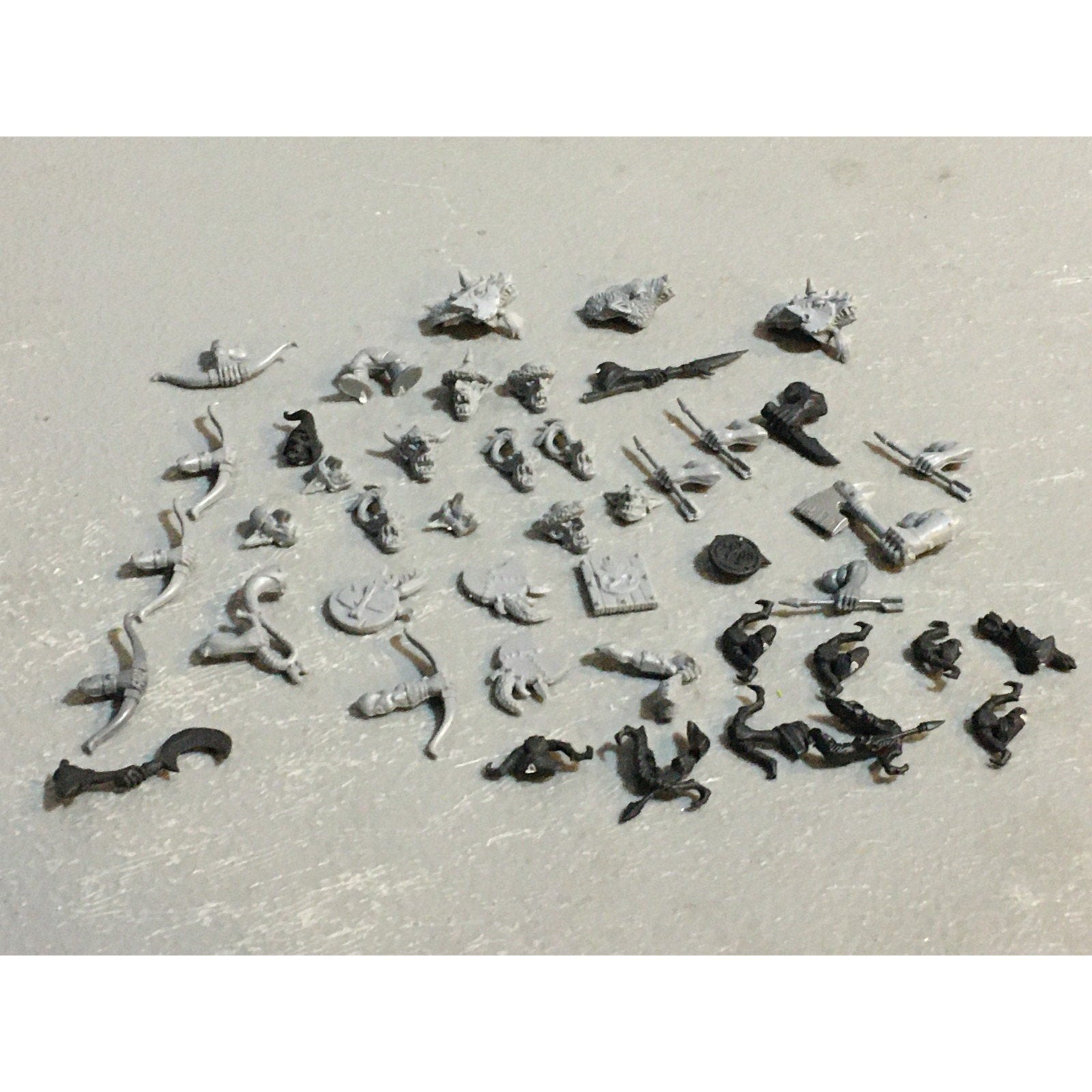 A27514 WARHAMMER FANTASY ORCS & GOBLINS BITS LOT SHIELDS BOWS HEADS GW