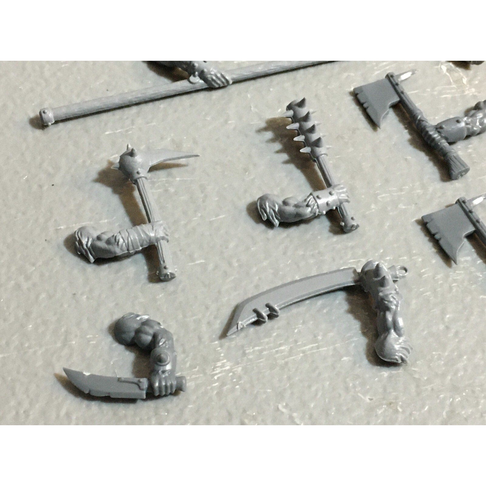A23124 WARHAMMER FANTASY CHAOS BEASTMEN BITS LOT GORS BANNERS ARMS GW