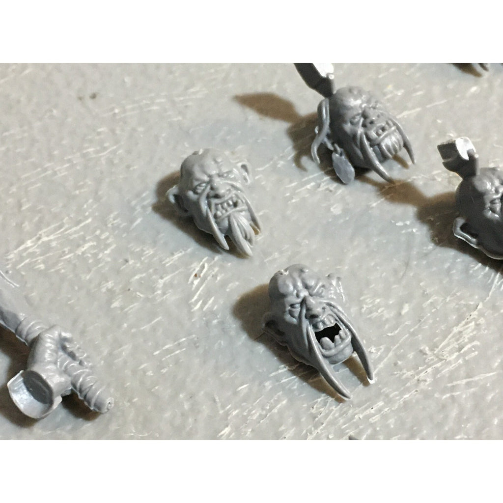A23432 WARHAMMER FANTASY OGRE KINGDOMS BITS LOT MIXED HEADS PLATES GW