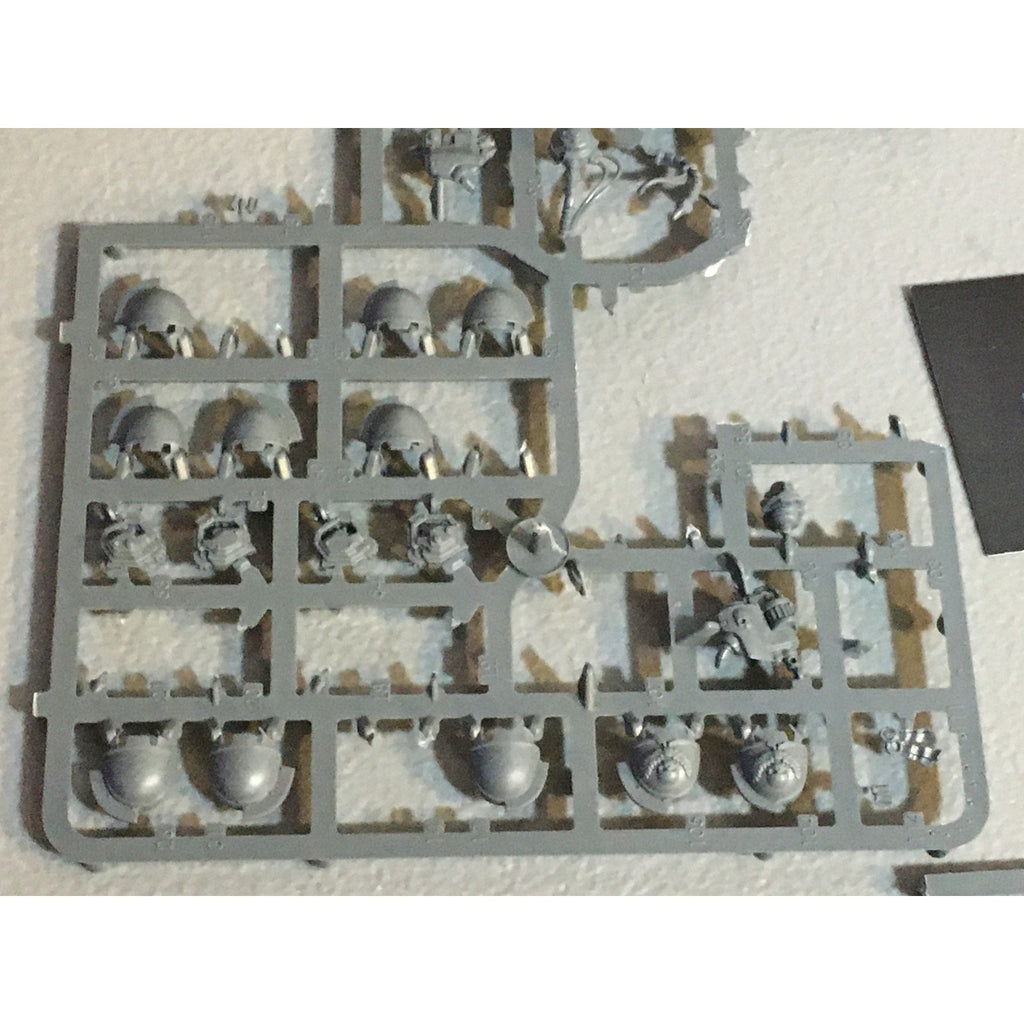 A33673 WARHAMMER 40K SPACE MARINES BITS ON SPRUE LOT PRIMARIS GW GAMES WORKSHOP