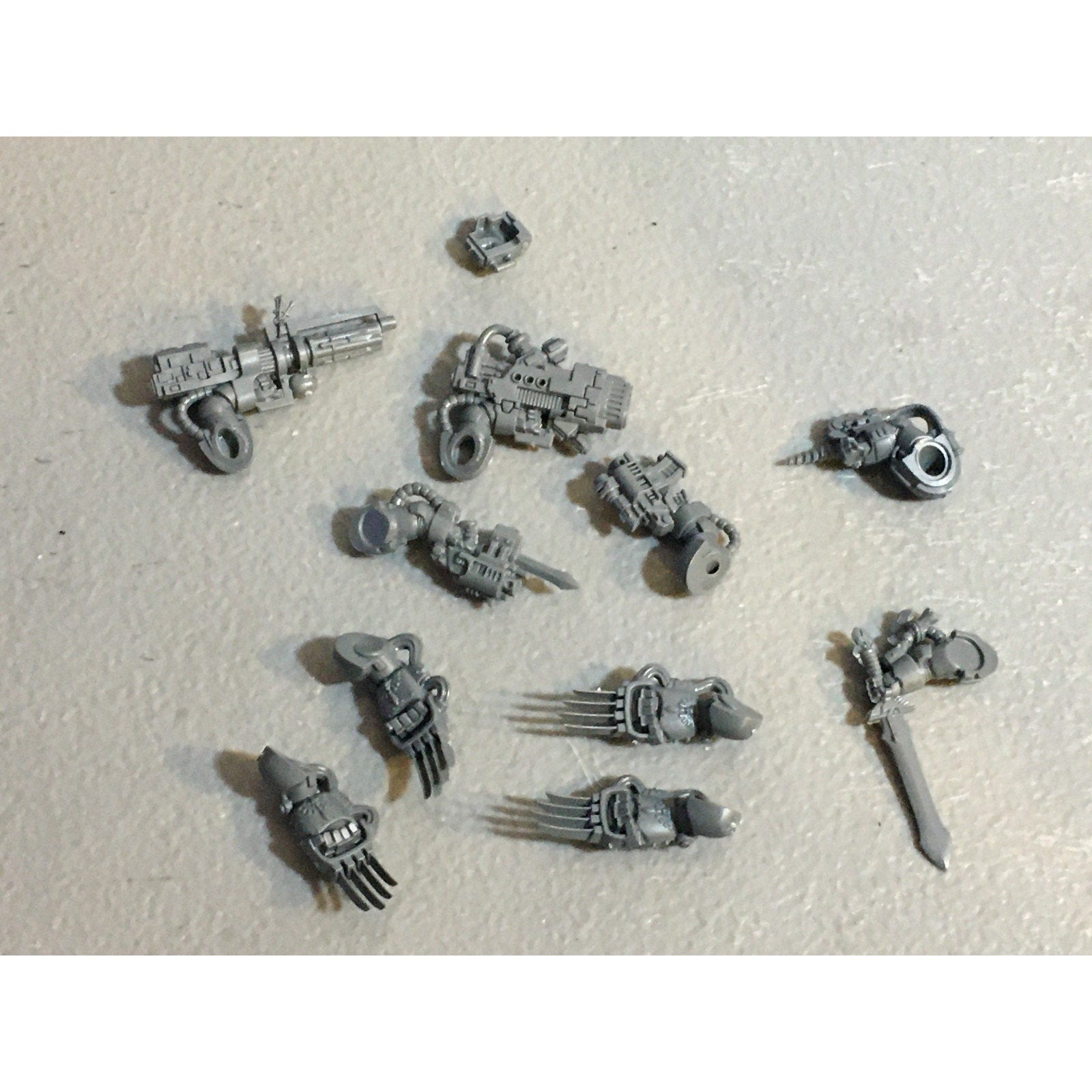A29423 WARHAMMER 40K SPACE MARINES DARK ANGELS BITS LOT ARMS CLAW HEAVY GW