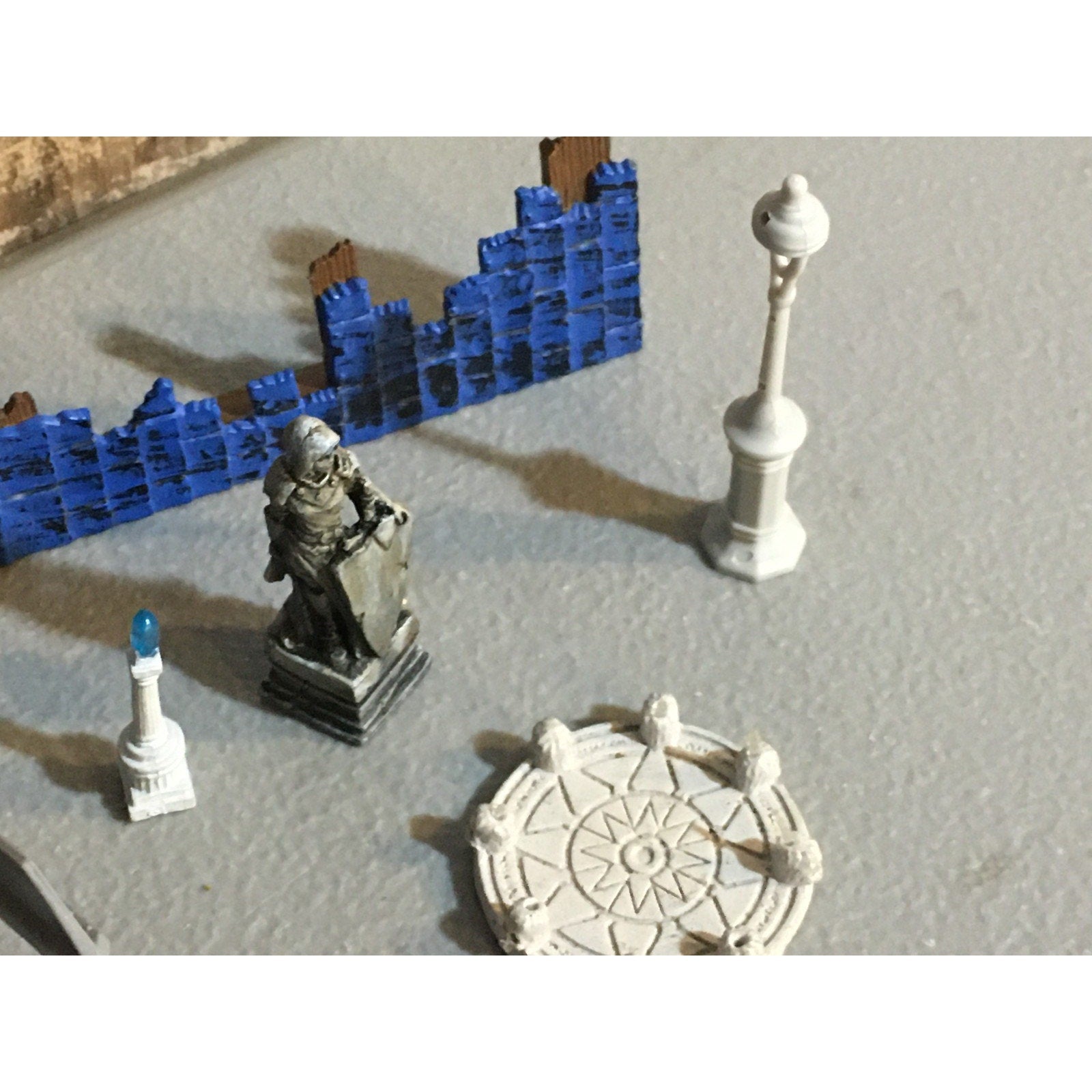 A32576 UNKNOWN MINIATURES PLASTIC TERRAIN LOT STATUE WEAPON RACK WALL LAMP POST