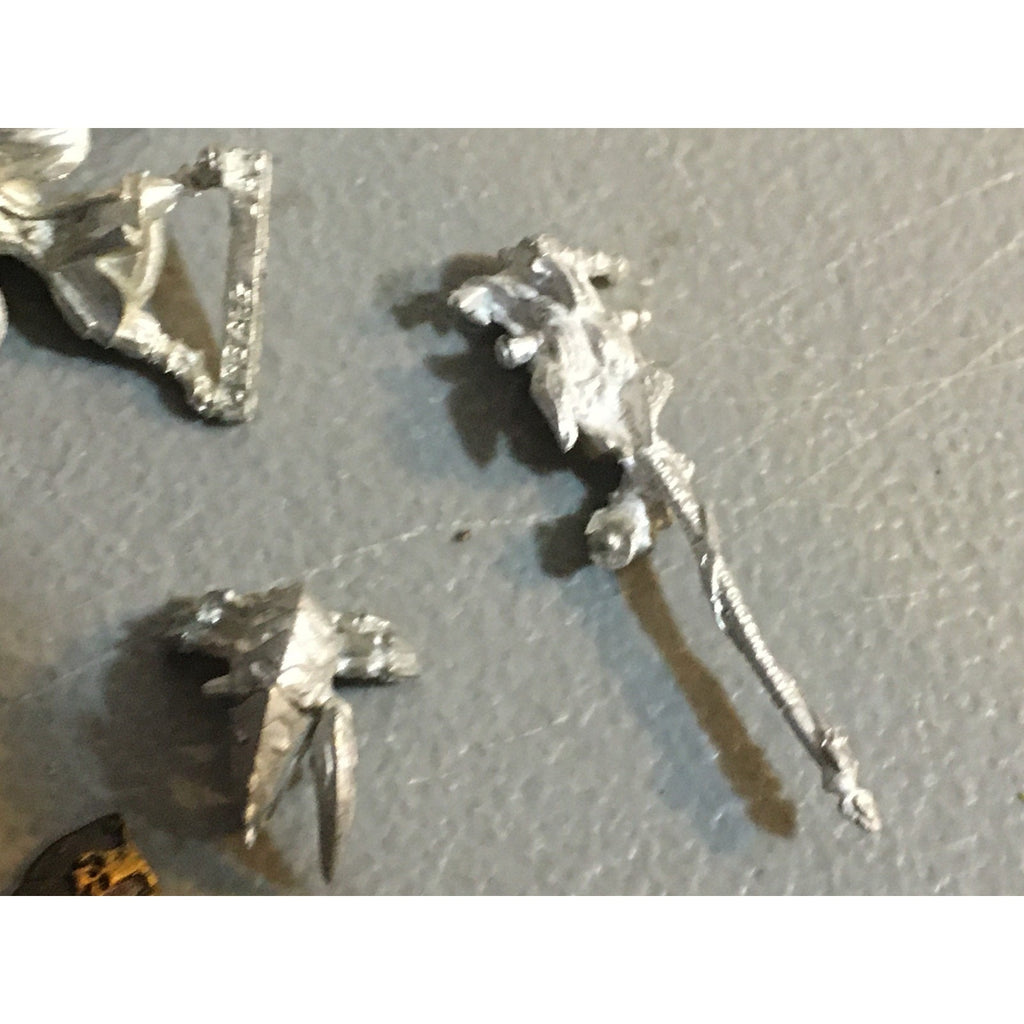 A32590 UNKNOWN MINIATURES METAL BITS LOT SKULL PILE ARM WEAPON CREATURE HEAD