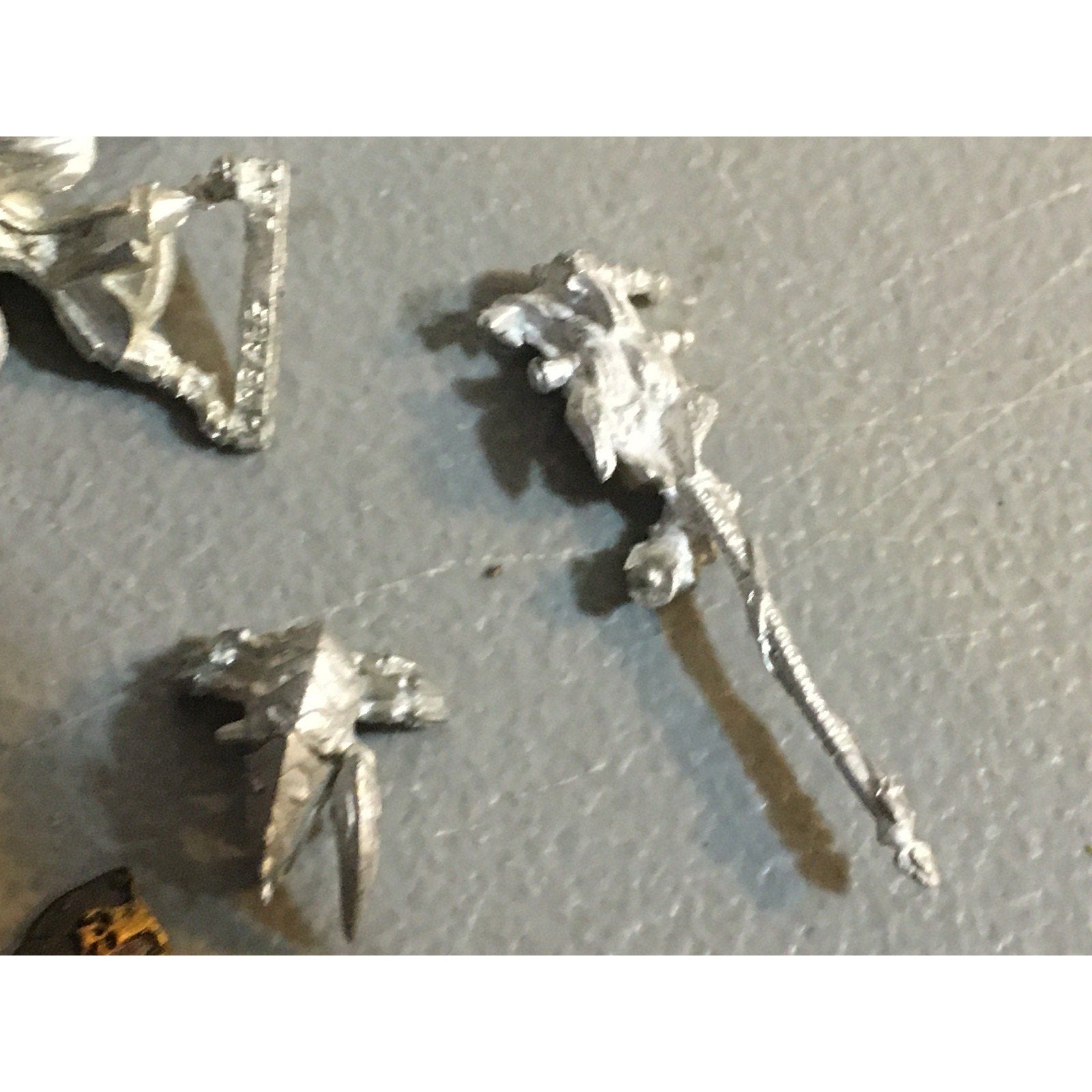 A32590 UNKNOWN MINIATURES METAL BITS LOT SKULL PILE ARM WEAPON CREATURE HEAD