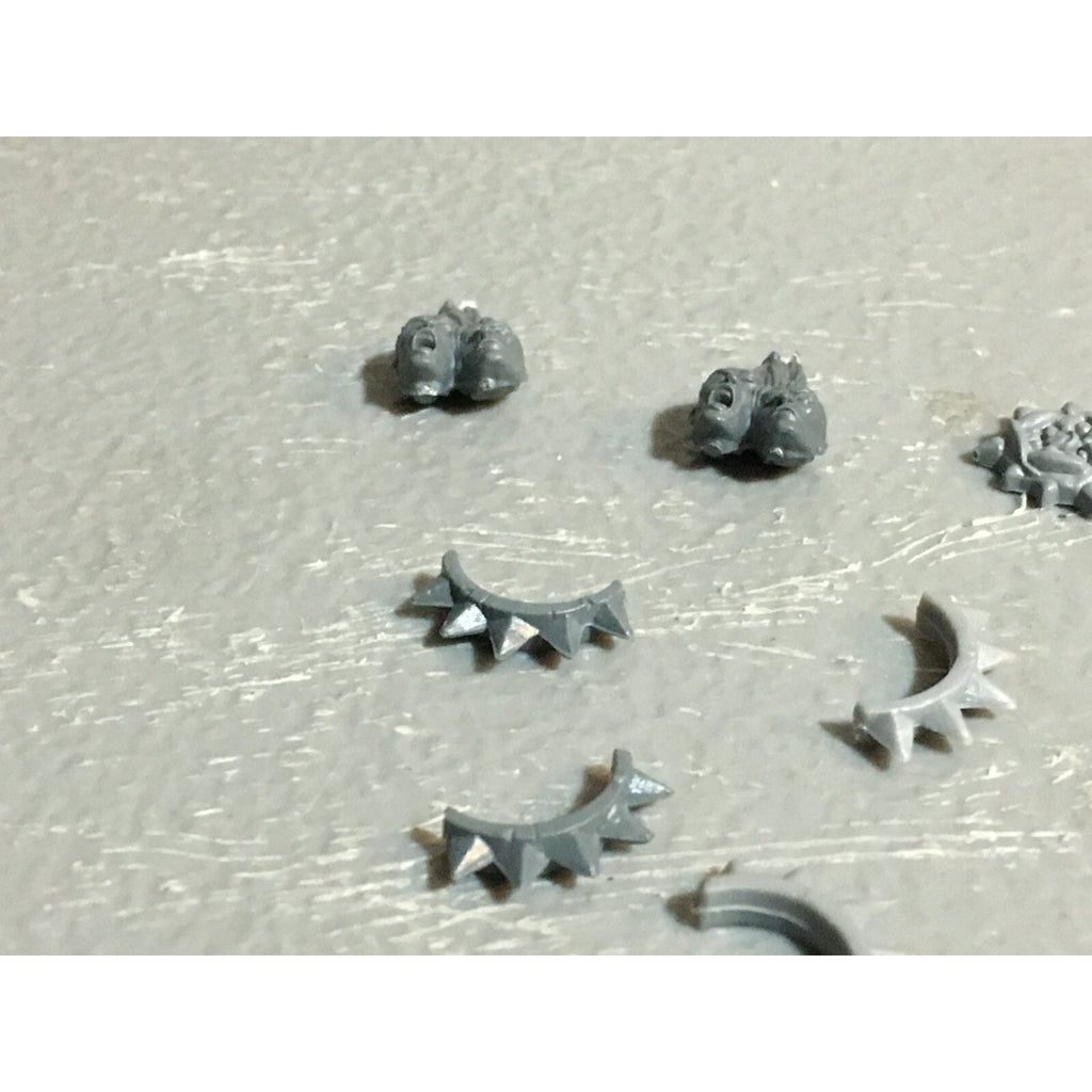 A23397 WARHAMMER FANTASY ORCS & GOBLINS BITS LOT ORC TORSOS LEGS ICONS GW