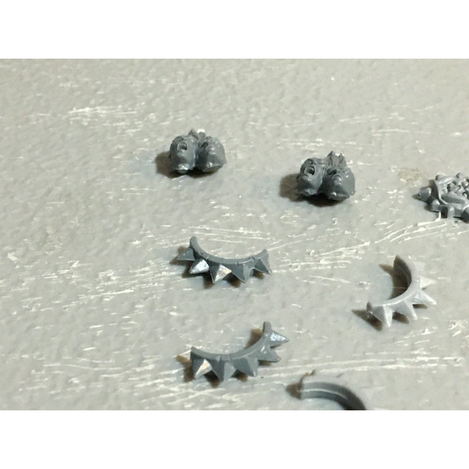 A23397 WARHAMMER FANTASY ORCS & GOBLINS BITS LOT ORC TORSOS LEGS ICONS GW