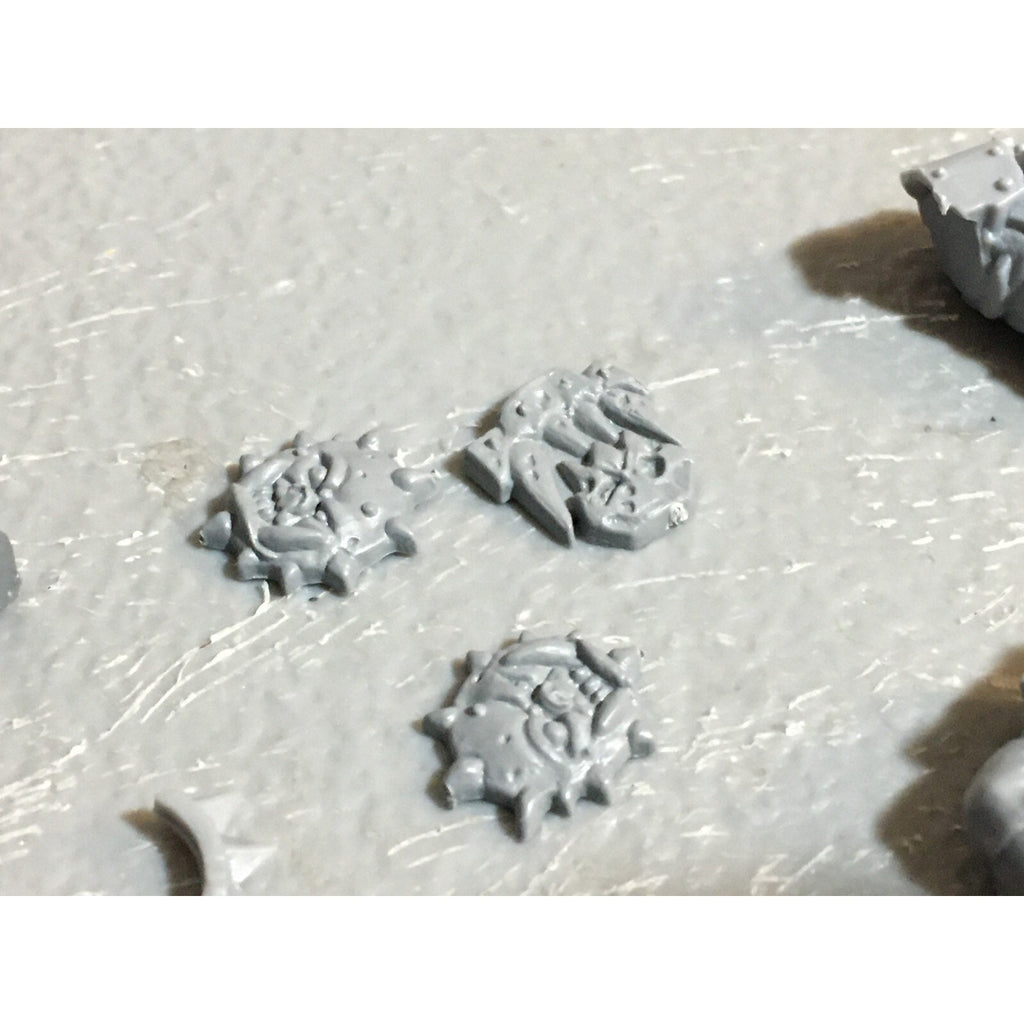 A23397 WARHAMMER FANTASY ORCS & GOBLINS BITS LOT ORC TORSOS LEGS ICONS GW