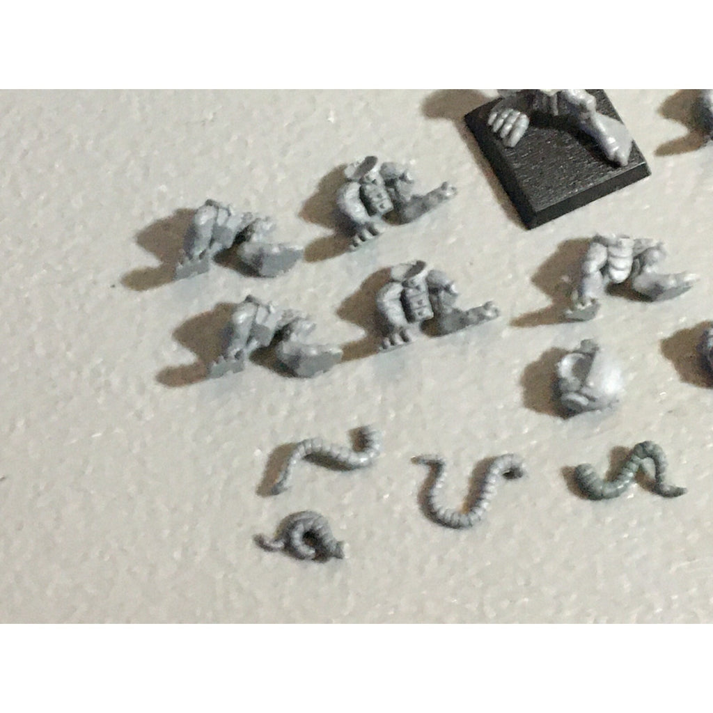 A22303 WARHAMMER FANTASY SKAVEN BITS LOT TORSOS LEGS TAILS GAMES WORKSHOP GW