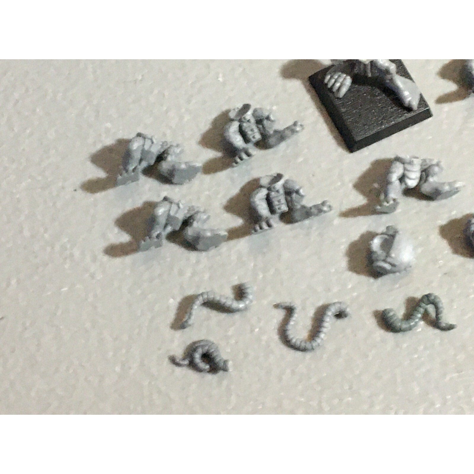 A22303 WARHAMMER FANTASY SKAVEN BITS LOT TORSOS LEGS TAILS GAMES WORKSHOP GW