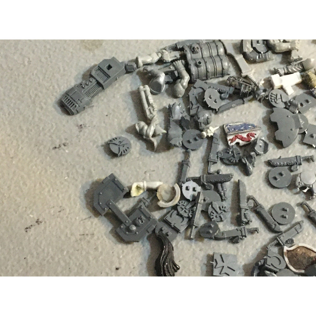 A32582 WARHAMMER 40K FANTASY RANDOM BITS LOT PLASTIC ICONS SPACE MARINES GUARD