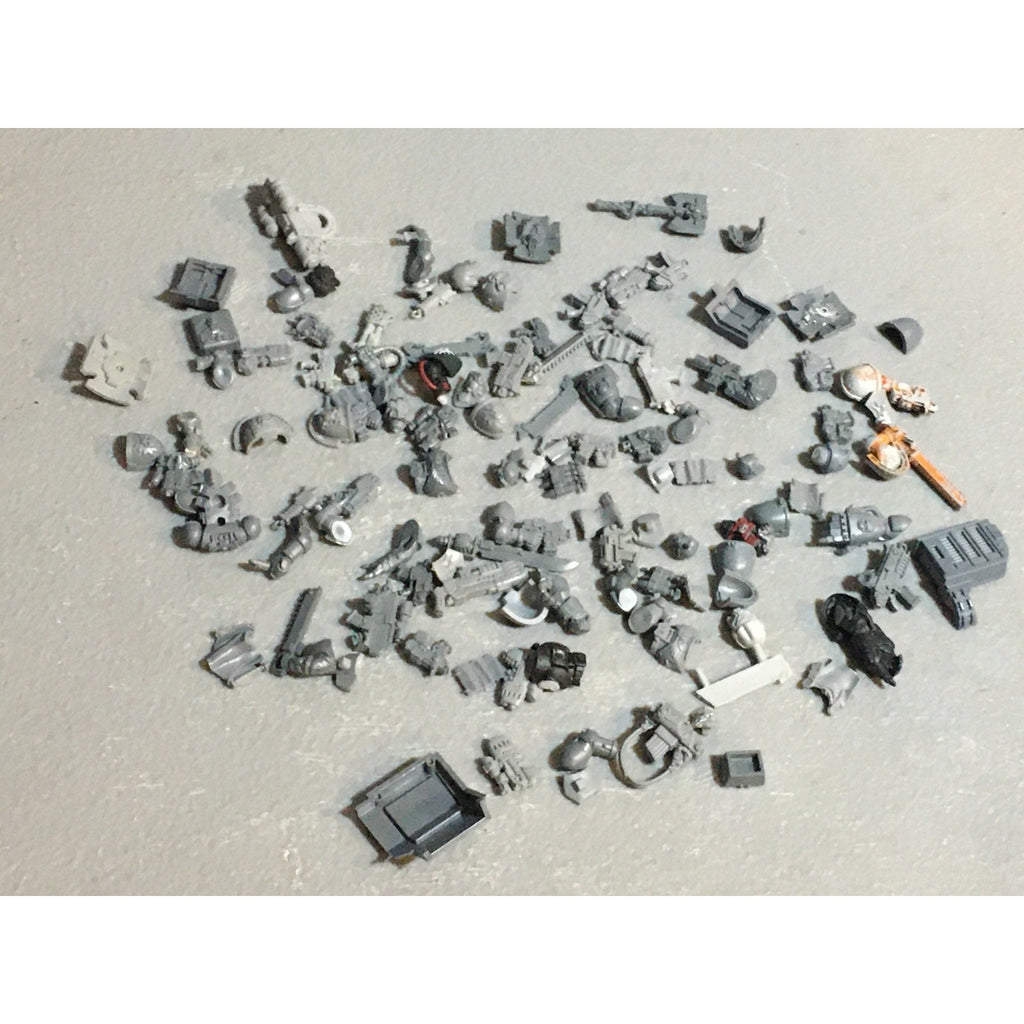 A24528 WARHAMMER 40K SPACE MARINES BITS LOT MIXED HEADS ARMS TANK GW